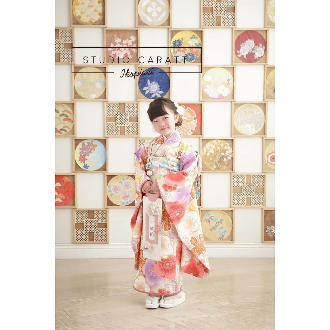 スタジオキャラット イクスピアリ店のインスタグラム：「♫ 753 photo ♫  11月のお出かけレンタルのご予約、埋まってきています！ お早めのご予約をお願いいたします！ ………………………  ☞ データをたくさん残したい ☞ アルバムを作りたい ☞ お部屋に飾りたい  などなど様々なご希望に合わせて、 最適なプランをご案内いたします♪  ………………………  ＊ご予約お待ちしてます＊  ………………………  #スタジオキャラット #スタジオキャラットイクスピアリ店 #studiocaratt #イクスピアリ #浦安 #舞浜 #着物 #着付け #ヘアアレンジ #メイク #フォトスタジオ #写真館 #photo #photostudio #写真 #家族 #ドレス#七五三 #後撮り #前撮り #753 #お誕生日#バースデー#七五三おめでとう」