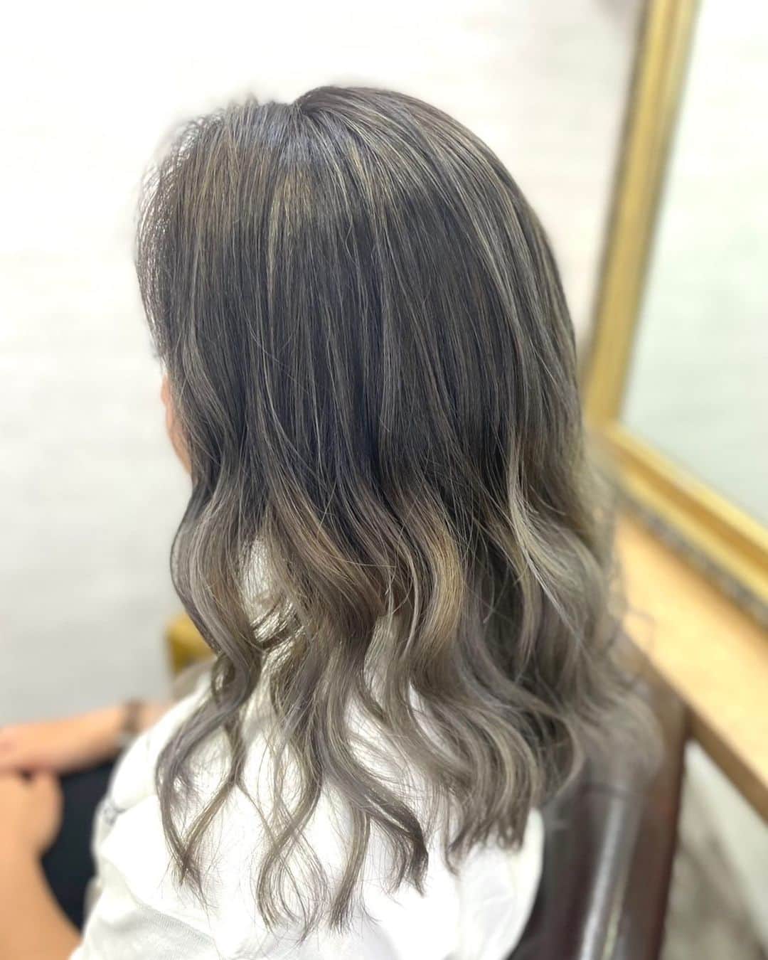salon PRATiNO(サロンプラチノ)のインスタグラム：「. ハイライトグラデーションカラー🧚🏻🧚🏻  #hair#pratino#clavis#ハイトーン#韓国ヘア#デジパ#縮毛矯正#名古屋美容院#栄美容院#ショートカット#ウルフカット#透明感カラー#クラビス#酸熱トリートメント#ダメージ毛#ヘアサロン#女性スタッフのみ#初めてのブリーチ#白髪染め#ペールカラー#エクステ#シールエクステ#ヘアメ#アイブロウ#メンズアイブロウ#メイク#ファイバープレックス#スタッフ募集」