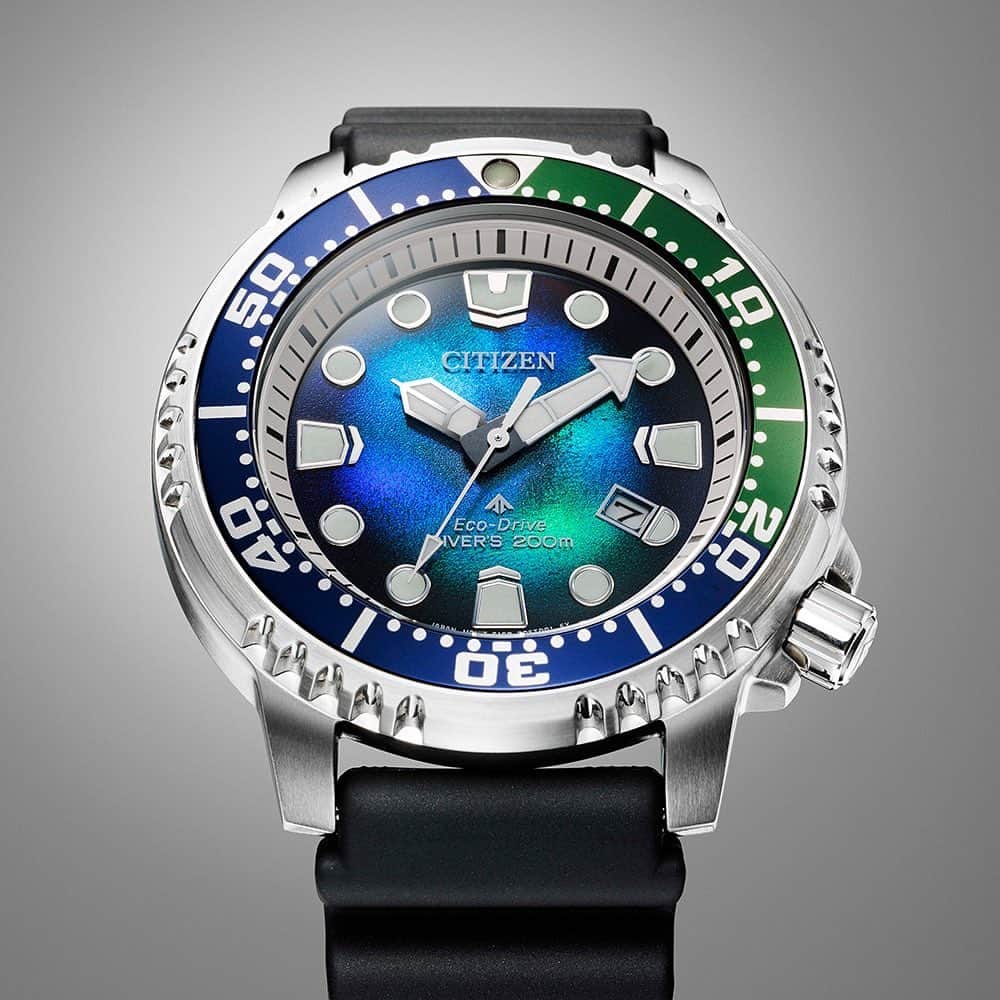 NAKANIWA WISPさんのインスタグラム写真 - (NAKANIWA WISPInstagram)「■ご予約受付中  新しい輝きのブルー文字板で、美しい海の情景を感じさせる特別な時計をご紹介します。 この時計は、光の反射により様々なブルーの表情が現れ、まるで美しい海を思わせる魅力的なデザインとなっています。 これは、富士フイルム株式会社が開発した構造色インクを用いて実現されています。 光がインク層内のミクロな構造に反射されることで、従来の着色ではない独特な輝きを放つブルー文字板が実現されました。  さらに、この時計は光発電エコ・ドライブと再生素材を採用しており地球環境にも配慮されています。 光に照らされることで鮮やかに輝く雄大な海をイメージしたプロマスターシリーズです。 ベゼルのアルミニウムリングが文字板と繋がるツートン仕様で、高級感とスポーティさを兼ね備えたデザインとなっています。  さらに、環境に配慮したバイオマスを含むウレタンバンドを新たに開発し採用しています。 このPROMASTERは、美しい海のイメージを持ちながらも、持続可能性にも配慮したエコフレンドリーな仕様となっています。  この特別なPROMASTERは、新しい輝きのブルー文字板や環境に配慮したデザインが特徴であり、海を愛する方や環境意識の高い方々におすすめです。 素晴らしいデザインと機能を兼ね備えたこの時計で、美しい海の世界を身に纏ってみてはいかがでしょうか。  ■詳細 CITIZEN PROMASTER MARINE UNITE with BLUE Ref:BN0166-01L 発売日：2023年6月10日 定価49,500円 限定モデル  ■ Inquiry NAKANIWA WATCH 4-10-3 Minamisenba, Chuo-ku, Osaka-shi, 542-0081 TEL: 06-6251-7573 Open from 11:00 to 18:30 Closed on Wednesdays LINE ID: @910caqbg  #NAKANIWA #NAKANIWAWATCH #仲庭時計店 #Japanwatch #PROMASTER #プロマスター #BN016601L #限定モデル #LimitedEdition #CITIZEN #シチズン #市民 #DIVERwatch」5月24日 15時00分 - nakaniwawatch