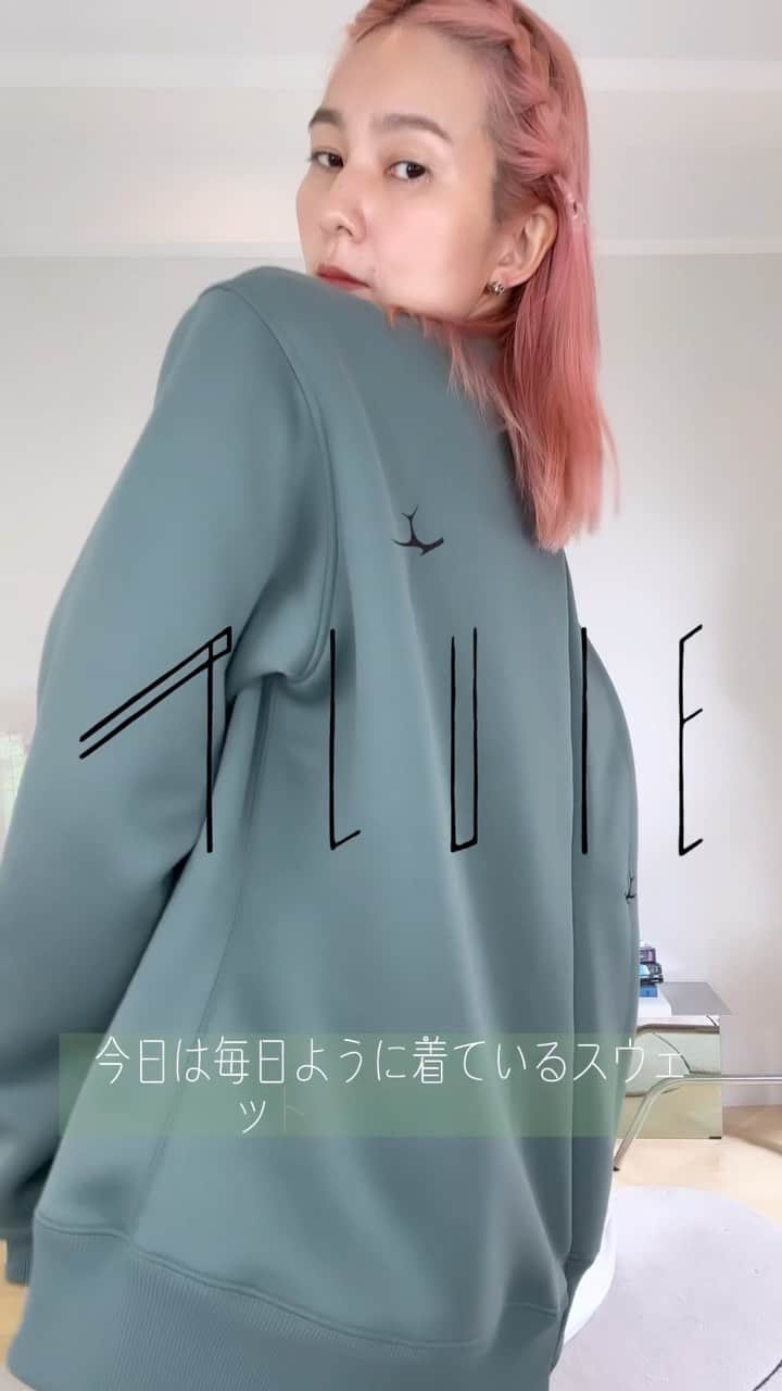 三苫愛のインスタグラム：「ヘビロテアイテムのスウェット。なぜか寒い日が続いているLAですが、着心地が良く、裏起毛じゃなく、ツヤっと見えてデザイン性高い、出かける日もこれを着ています。 @pluiehair @pluietokyo  YEUX ET LIGNE のスウェットは@mitoma.onlinesalon 限定です🙏」