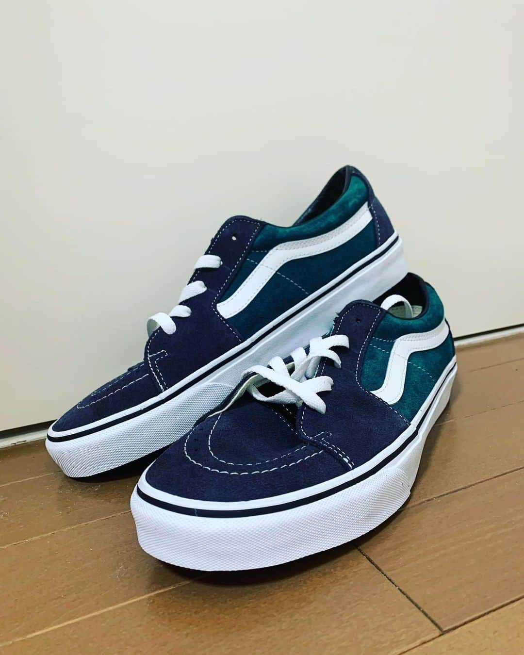 アントニー大輝のインスタグラム：「おニューのスニーカーGETなの しっかりグリーンでかわちい☺️☺️  #sneaker #vans」