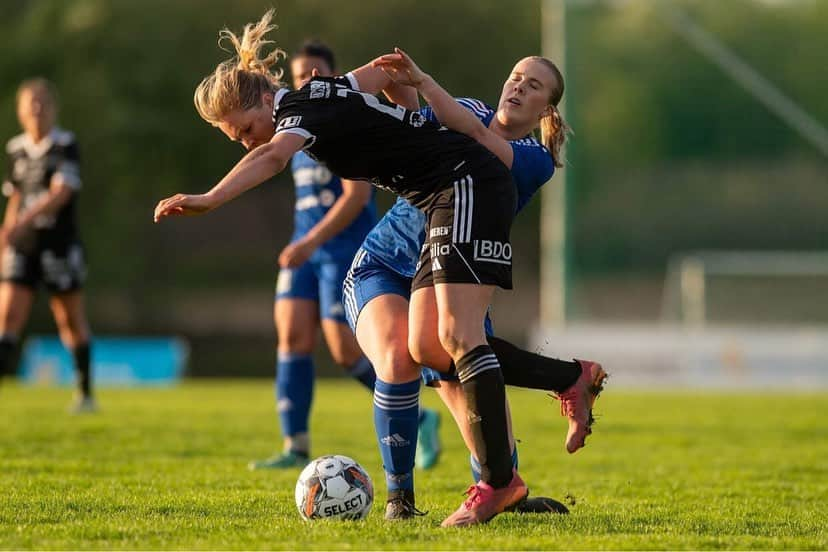 マーレン・ルンビのインスタグラム：「Fin årstid for å krige litt på fotballbanen sammen med @kolbukkdamer/ @kolbukk 🖤🤍 foto: @opplandarbeiderblad / @knutbefring」