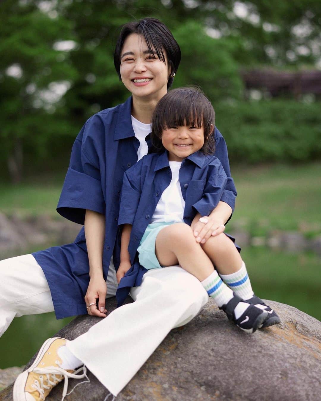のインスタグラム：「忍舞さんー！親子でもあり友達みたいな二人の関係性がめちゃめちゃ素敵でした✨✨✨嫌われてるのかなーって思うくらいずっと撮らせてもらえなかったけど、一回思いっ切り泣いたら、ケロってアイドル笑顔振り撒くイケメンボーイに🥹  忍舞さんのこと8年前からフォローしてたらしいスクショ発見したw  8年越しにお会いできて光栄でした🔥🔥 #gap#gapkids#親子#親子コーデ」