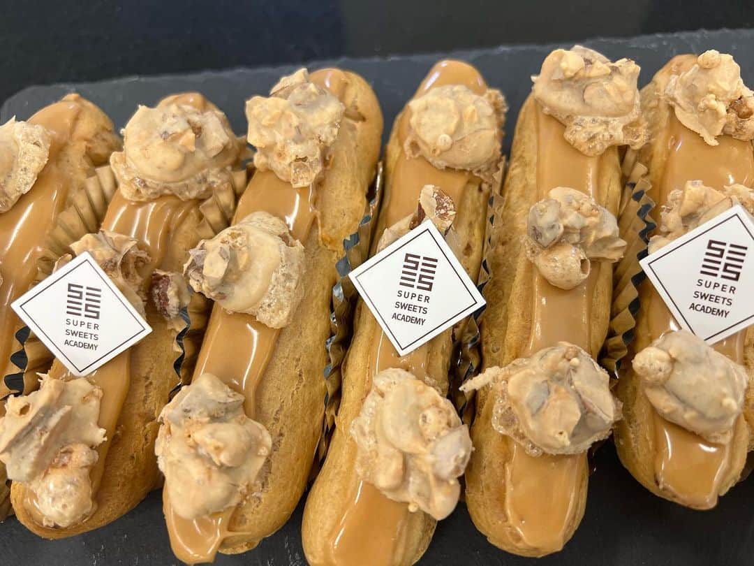 辻口博啓さんのインスタグラム写真 - (辻口博啓Instagram)「エクレールキャラメル完成‼️ エクレールで使うフォンダンの扱い方と蔵い方をレクチャーしました。 凄く美味しいですよ！ #スーパースイーツ製菓専門学校 #金沢で学ぶ#製菓専門学校」5月24日 15時14分 - htsujiguchi