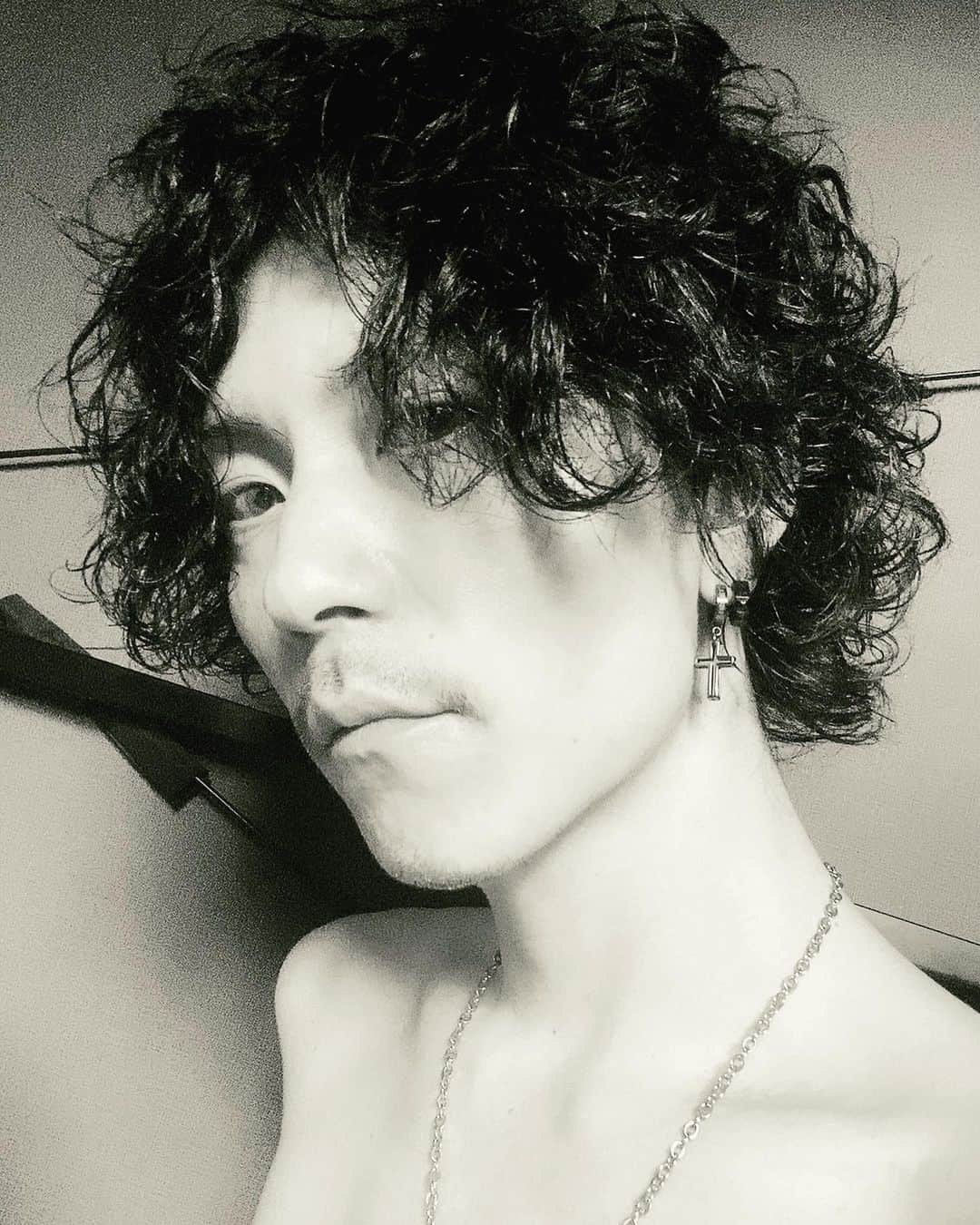 おばらよしおのインスタグラム：「はい  髪 すいたぜ  長さは 変わんないけど 毛量 3分の1くらいに なったぜ  #天然パーマ #天パ #天然パーマ男子 #天パ男子 #黒髪 #黒髪男子 #黒髪パーマ」