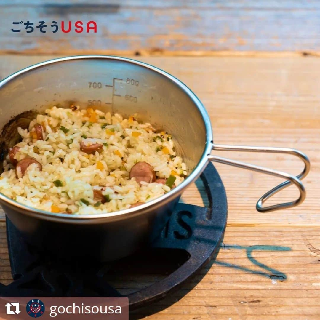 USAライス連合会さんのインスタグラム写真 - (USAライス連合会Instagram)「🇺🇸本場のアメリカ料理を紹介してくれる『ごちそうUSA』からキャンプに使えるカルローズレシピをお届けします🍽️  #Repost @gochisousa   • • • • • •  日中暖かくなって、新緑の季節到来🌱  キャンプ日和の季節ですね〜😊  そんなアウトドアにおすすめのレシピをご紹介🏕  ご飯を炊かずに茹でるタイプのお米カルローズはキャンプにとっても便利💡  この「カルローズのスパイスピラフ」は具材を炒めてカルローズと一緒に茹でるだけの楽々レシピです⤴︎⤴︎ 食感や味わいが軽いのでいろんな味つけに合います💛   カルローズはシェラカップで「茹でる」または「煮る」など簡単に出来るのでアウトドアにも最適🍳 バターのコクが食欲をそそる一品に🤤  是非お気軽にお試しくださ〜い✨   <カルローズのスパイスピラフ>   ※CHUMSのシェラカップ（630mL）でつくる場合は材料を3/4にして調理してください。   ■材料  ・カルローズ(軽く研いでおく)　１合  ・水　150g  ・玉ねぎ　20g  ・ピーマン(小)　1個  ・にんじん　20g  ・チャムススパイスマイルド　6g  ・ソーセージ　2本  ・バター　20g   ■手順  1. チャムス シェラカップ（大）を使用。バターで玉ねぎ、ピーマン、にんじん、ソーセージを炒める。野菜に火が通ったら、スパイスもいれて一緒に炒める。  2. シェラカップに米、水、①の順に入れる。（この時、具材は混ぜないようにする）  3. シェラカップにアルミホイルで蓋をする。（沸騰したか見えるように端を少しあけておく）  4. 中火にかけて、沸騰したら弱火にして10分茹でる。（アルミはしっかり閉じておく。）  5. 10分たったら、火を止めて蒸らしでまた10分おく。  6. 蒸らしたらしっかりと混ぜて完成。   レシピ：USAライス連合会  @usa_rice_jp   レシピ考案：田村 勇馬シェフ   #ごちそうUSA #本物のアメリカを味わう #アメリカの食材 #アメリカから日本へ #カルローズ #カルローズ米 #アウトドアレシピ #キャンプ飯」5月24日 15時07分 - usa_rice_jp