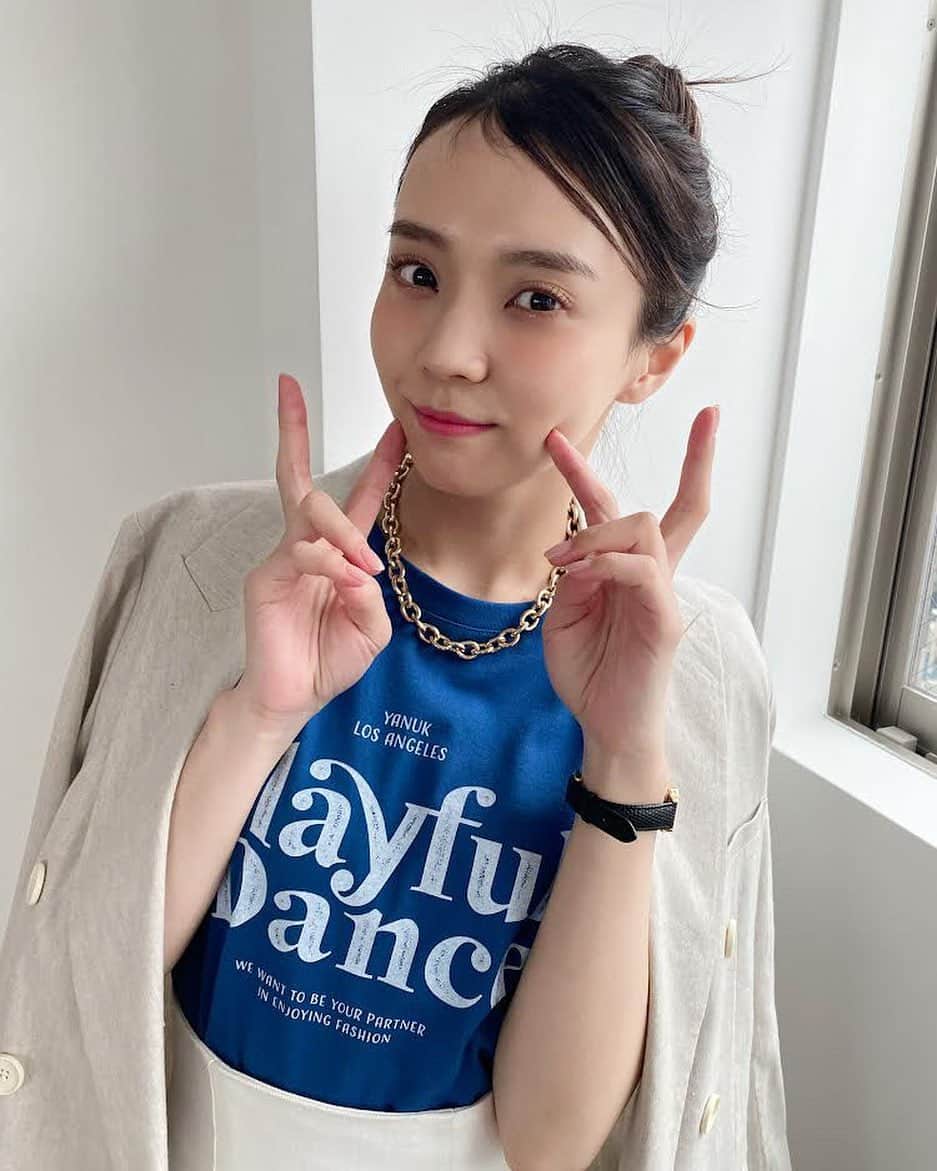 のインスタグラム：「小林由依主演【大人の初夏カジュアル10days着まわし】のオフショットを公開🤍  カラーロゴTで元気に！明るく！初夏カジュアルを堪能しているゆいぽんです🥰  #小林由依 #櫻坂46  #ロゴt  #tシャツコーデ  #オフショット」