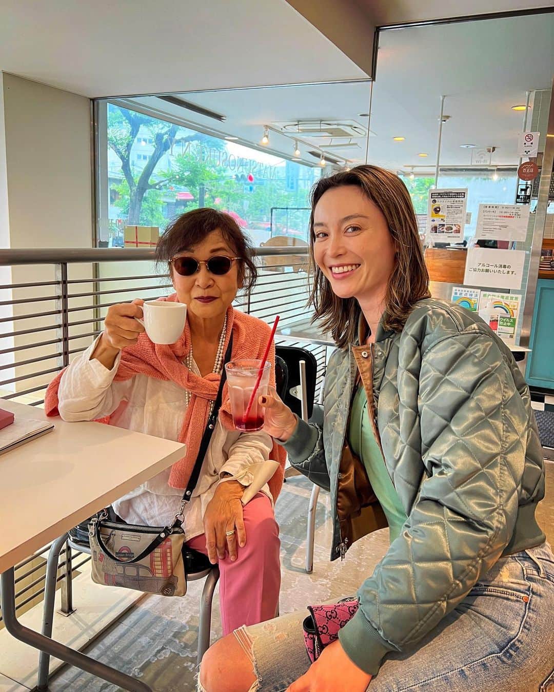 エミ・マイヤーのインスタグラム：「私の大好きなカフェ『松之助』オーナー・平野顕子さんとティータイム 🍎 🥧 The best apple pie in Tokyo and Kyoto is made by this legendary baker Atsuko Hirano @matsunosukeny She teaches baking classes in Tokyo too 👍#アップルパイ」