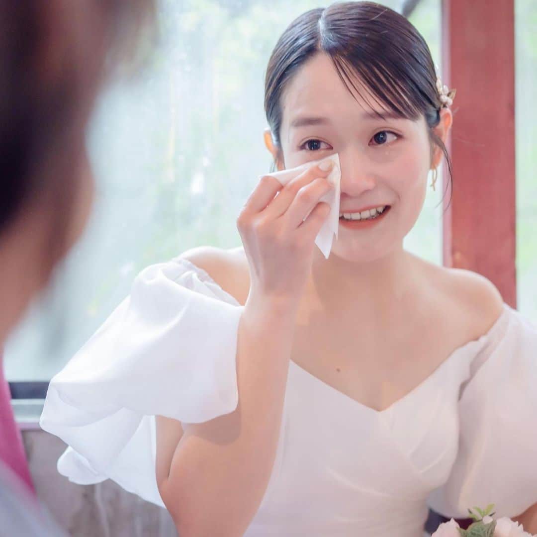 ゆうりのインスタグラム：「お母さんからのサプライズ。  結婚式じゃないし ブーケはいいやって思って 準備してなかったんだけど  お母さんからサプライズで 手作りブーケをもらった瞬間💐  不織布でできてるから一生枯れないの🥲  サプライズすぎて2人で大泣きした😂  お母さんから手紙を貰うなんて 何年振りかわからないけど 本当に幸せな瞬間だった。  📸photo by @3338ayachil  🎂会場 @huge_partydesk   いまさら振り返る笑  #ゆうりの結婚パーティー #なお新郎はズボンを取りに帰ってる草 #結婚パーティー」