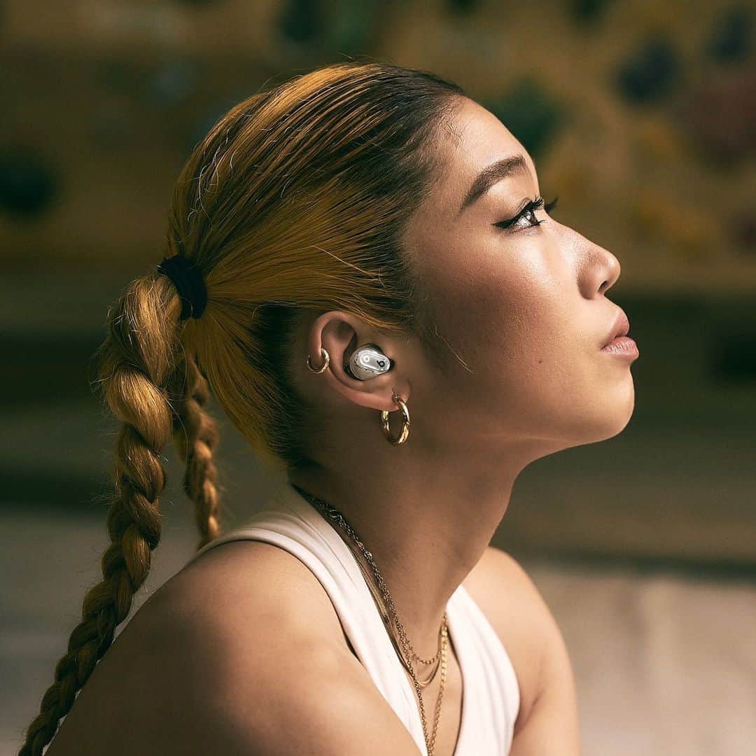 野中生萌のインスタグラム：「The new Beats Studio Buds+ have arrived!! 🤍🩶🤍 @beatsbydre  スケルトンなのめちゃくちゃ可愛い‼︎‼︎🛸✨」