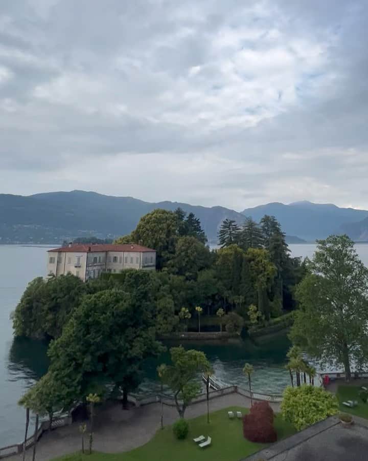 ガラ・ゴンザレスのインスタグラム：「First time in Lago Maggiore with @louisvuitton . Tune in for tonight’s cruise show  #Lvcruise24」