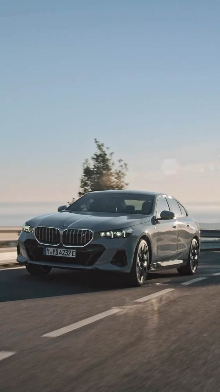 BMWのインスタグラム：「Introducing THE NEW BMW i5. All-electric power, sporty elegant exterior and refined interior comfort, still unmistakably THE 5 SERIES.   #THENEWi5 #THEi5 #BMW #BMWi #BornElectric #BMWElectric __ BMW i5 eDrive40​*: Combined power consumption: 18.9–15.9 kWh/100 km. Combined CO2 emissions: 0 g/km. Electric range: 497–582 kilometers. All data according to WLTP. * Preliminary data; no homologation figures available yet. Further info: www.bmw.com/disclaimer」