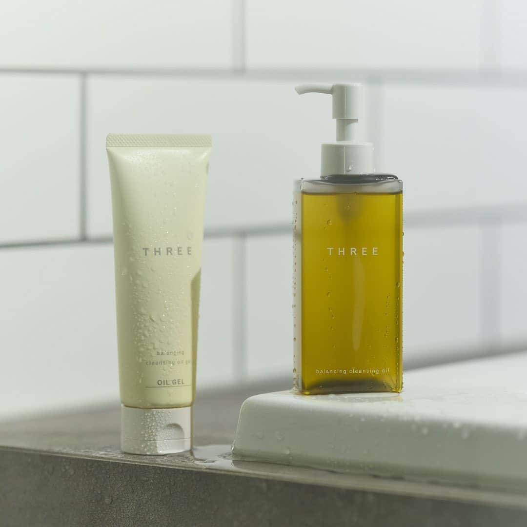 THREEのインスタグラム：「〈数量限定ご購入特典も〉 夏の肌悩みは、クレンジングでケア。 “THREE BALANCING CLEANSING”  高温多湿の夏は、毛穴の汚れ、メイク崩れやテカリが気になる一方、紫外線や冷房などによる肌ダメージも…。 夏こそ毎日のクレンジング習慣が大切です。  深呼吸を誘うような精油の香りに満たされながら、お肌のコンディションや、今日の気分にあったクレンジングであなたのなりたい素肌へ。  ■高い洗浄力と美容液のようなトリートメント力。 THREE バランシング クレンジング オイル N 自然由来指数 93%（ISO16128準拠 水を含む） 185mL 4,840円（税込）リフィル180mL 4,400円（税込）  ■ 3種の天然クレンザーで毛穴の汚れまでするんとオフ。 THREE バランシング クレンジング オイルジェル 原材料100%天然由来 / 原材料10%有機栽培 100g 4,620円（税込）  【数量限定 ご購入特典】 自然の恵みを科学するバランシング シリーズのクレンジング2種のいずれかをご購入の方に、スペシャルプレゼントをご用意。 夏こそ洗浄ケアで、理想の肌を手に入れてください。  詳細はプロフィール▶︎「SPECIAL PRESENT」ハイライトをチェック @threecosmetics   #threecosmetics  #クレンジング #夏クレンジング」