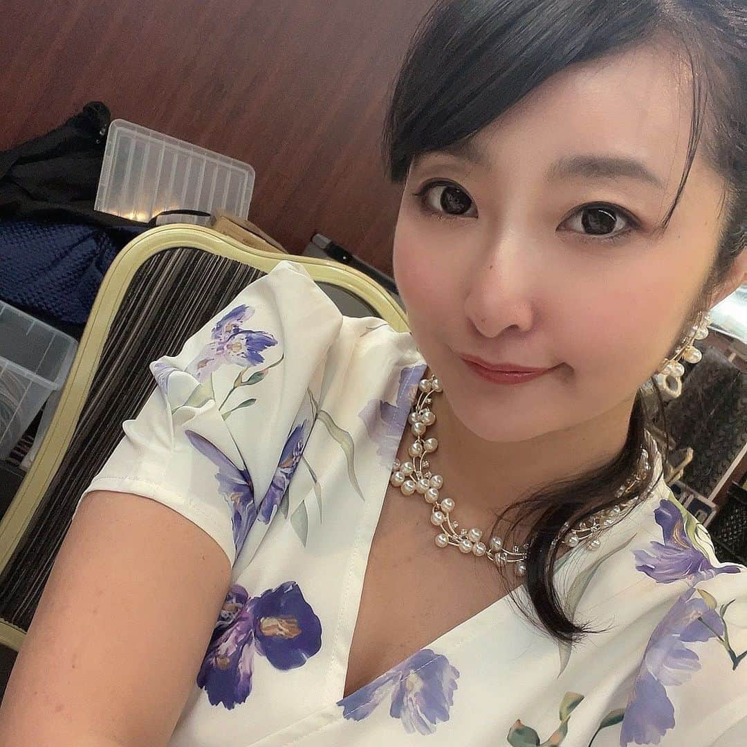 金城真央のインスタグラム：「日曜日、初めてプレミアム歌謡ショー歌仲間の司会のお仕事をさせて頂きました😍 皆様本当に歌がお上手で羨ましかったぁ♥️ そして月曜日はプレミアム歌謡ショーの収録でした🙆‍♀️ お虫さんに途中邪魔されるというハプニングがありましたが無事撮り終える事ができました🥰 毎週土曜7:00〰️サンテレビ 是非見てくださいね♥️  #金城真央 #女優 #タレント #モデル  #ナレーター #MC #司会 #演歌 #プレミアム歌謡ショー #アラフォー女子 #犬好き #猫好き #ムチムチ #童顔 #被写体 #Japaneseactress #Japanesemodel #pretty #me #followme #followmenow #smile #japanesegirl」