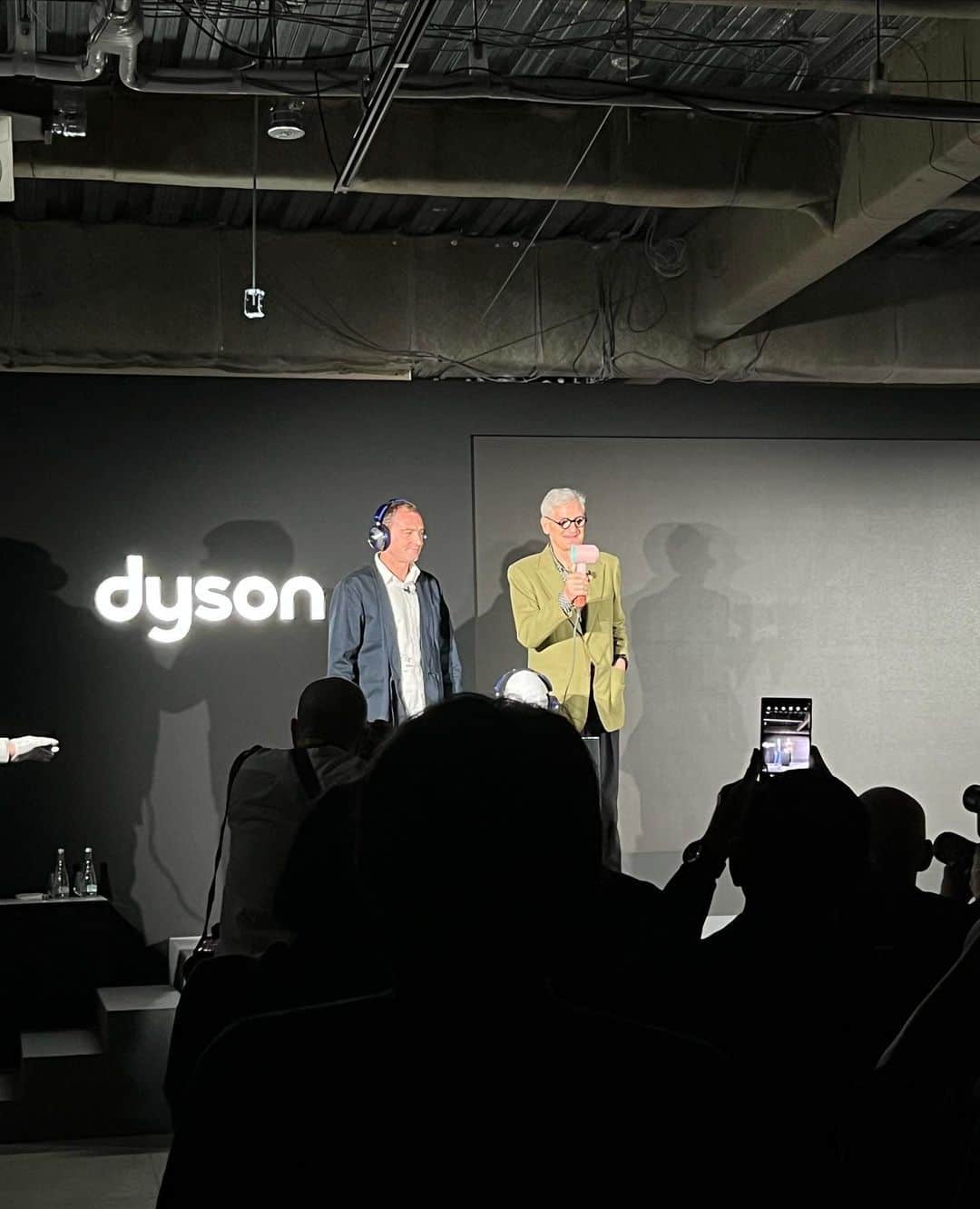 サラ・コールディさんのインスタグラム写真 - (サラ・コールディInstagram)「Dyson🌍🎧💙✨ めちゃくちゃカッコいい世界👏🏼@dyson_jp @dysonhair_jp @dyson #dysonlaunchpad #ダイソンビューティー」5月24日 20時53分 - imsarakrd