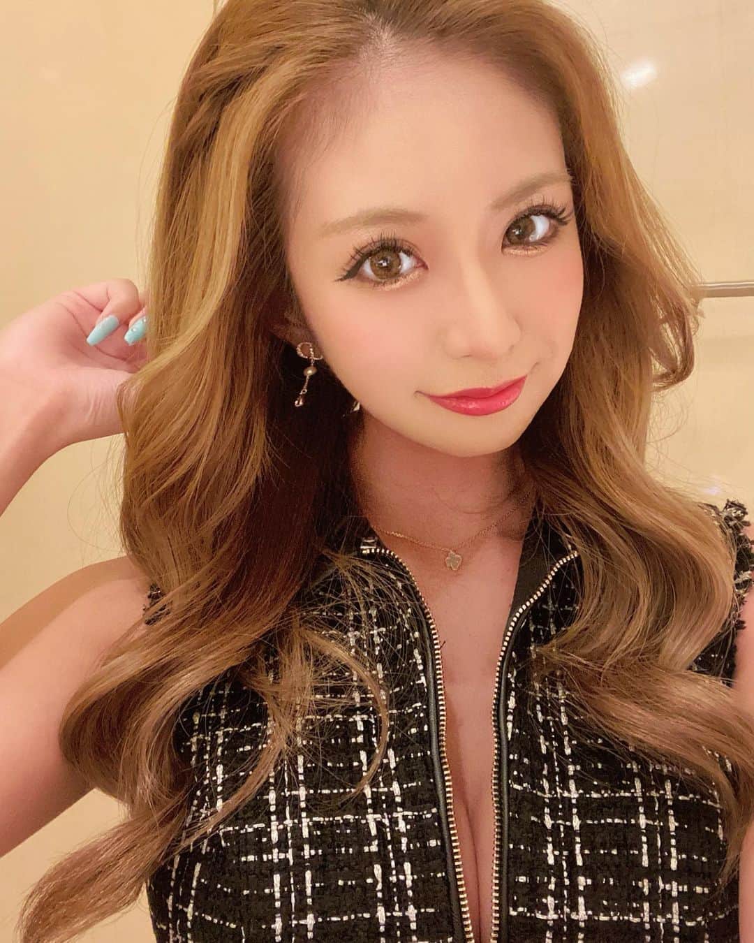月瀬のあのインスタグラム：「. 久々のヘアメと久々に着たドレス👗🤍 たまには女の子っぽく👧笑 そろそろ暖かくなってきたし 活発に動かなきゃなぁ( ･∇･)ﾉ‬」