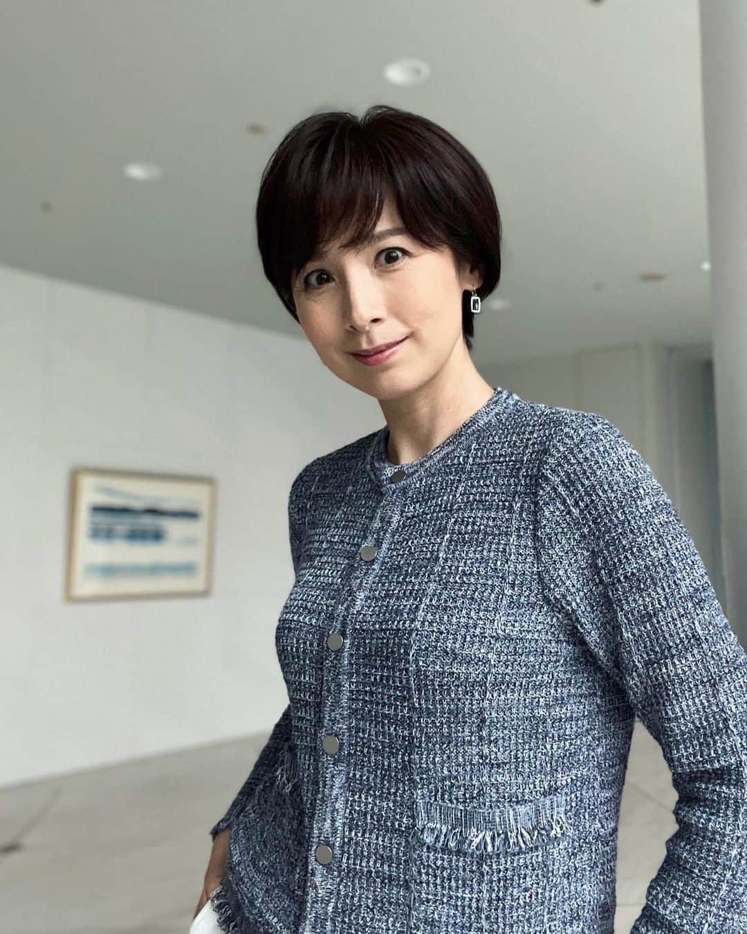 野村真季のインスタグラム：「ANNニュース 着用衣装  1〜4枚目 5/20 朝ニュース/昼ニュース  5〜7枚目 5/23  ワイドスクランブル内最新ニュース ANN昼ニュース/午後ニュース  #テレビ朝日 #アナウンサー #アナウンサー衣装 #ootd #40代コーデ #40代ファッション #50代ファッション #大人コーデ #大人ファッション  #野村真季」