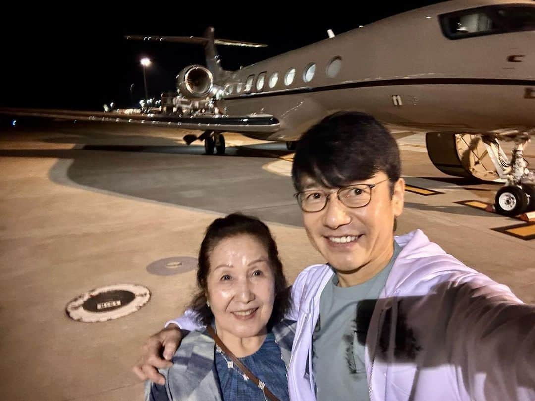 熊谷正寿のインスタグラム：「Happy Birthday, Mom!🎂🎊🎉 87th!  仕事で出発が遅れ機内でお祝い👏🎂健康で笑顔多き1年にしてください  #happybirthday #mom #最大の親孝行は仕事でコケないこと」