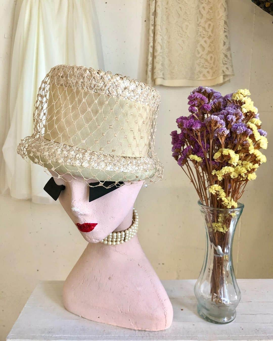 NUTTY Vintage&Collectibleさんのインスタグラム写真 - (NUTTY Vintage&CollectibleInstagram)「👒special new arrival👒  Spring & Summer Hats/Head dress  ラフォーレ原宿POPUPに先駆けて、これからの季節にぴったりなHats/Head dressが堀江本店に大量入荷いたしました！💐  夏のお出かけに、パーティーやウエディングにいかがでしょう？ 和洋折衷、浴衣やドレス... 自由にお洋服と合わせて、ヘアアレンジも楽しみましょう!👒  ┈┈┈┈┈┈┈┈┈┈┈┈┈┈┈┈┈ 【NUTTY通販について】 ⚫︎SNS掲載商品は通販可能です。お気軽にDMにてお問い合わせ下さい。 ⚫︎＜ONLINE STORE＞http://nutty.theshop.jp/ （プロフィールページURLよりアクセス出来ます） ┈┈┈┈┈┈┈┈┈┈┈┈┈┈┈┈┈  #nuttyvintage#vintage #vintagefashion#南堀江#古着#1940s#1950s#1960s#1970s #1980s #80s #vintageheaddress #vintagehat #headdress #ootd #vintageootd」5月24日 15時26分 - nutty_vintage