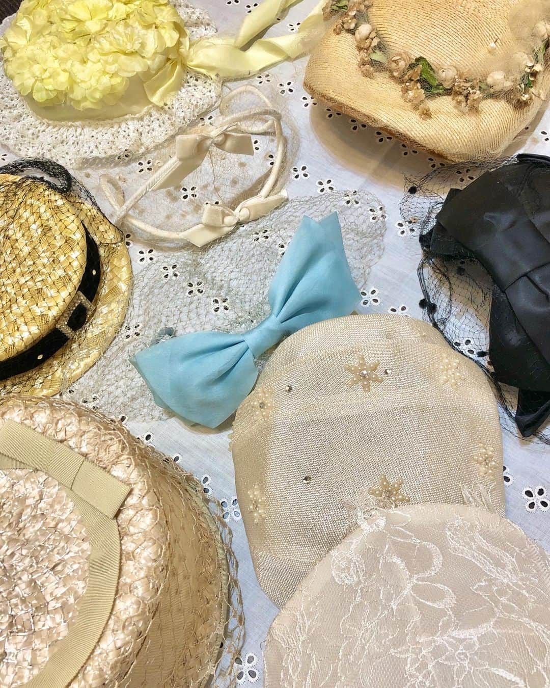 NUTTY Vintage&Collectibleのインスタグラム：「👒special new arrival👒  Spring & Summer Hats/Head dress  ラフォーレ原宿POPUPに先駆けて、これからの季節にぴったりなHats/Head dressが堀江本店に大量入荷いたしました！💐  夏のお出かけに、パーティーやウエディングにいかがでしょう？ 和洋折衷、浴衣やドレス... 自由にお洋服と合わせて、ヘアアレンジも楽しみましょう!👒  ┈┈┈┈┈┈┈┈┈┈┈┈┈┈┈┈┈ 【NUTTY通販について】 ⚫︎SNS掲載商品は通販可能です。お気軽にDMにてお問い合わせ下さい。 ⚫︎＜ONLINE STORE＞http://nutty.theshop.jp/ （プロフィールページURLよりアクセス出来ます） ┈┈┈┈┈┈┈┈┈┈┈┈┈┈┈┈┈  #nuttyvintage#vintage #vintagefashion#南堀江#古着#1940s#1950s#1960s#1970s #1980s #80s #vintageheaddress #vintagehat #headdress #ootd #vintageootd」