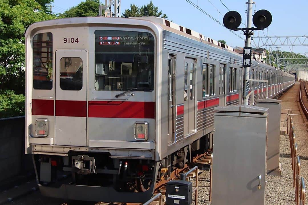 徳永ゆうきさんのインスタグラム写真 - (徳永ゆうきInstagram)「. . 東武車もゆっくり通過。 通勤特急の森林公園行き！ . -2023.05.10- . #鉄道写真 #撮り鉄 #鉄道好き #東急 #東横線 #多摩川駅  #東武 #東武鉄道 #9000系 #通特 #通勤特急 #森林公園行き #ケツ撃ち #後追い」5月24日 15時36分 - tokuchan_1113