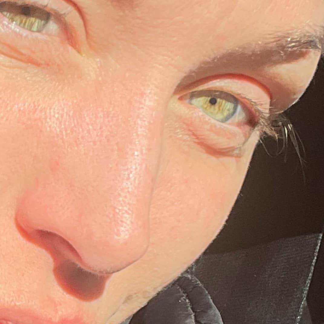 エミリー・スコットのインスタグラム：「Close and personal」