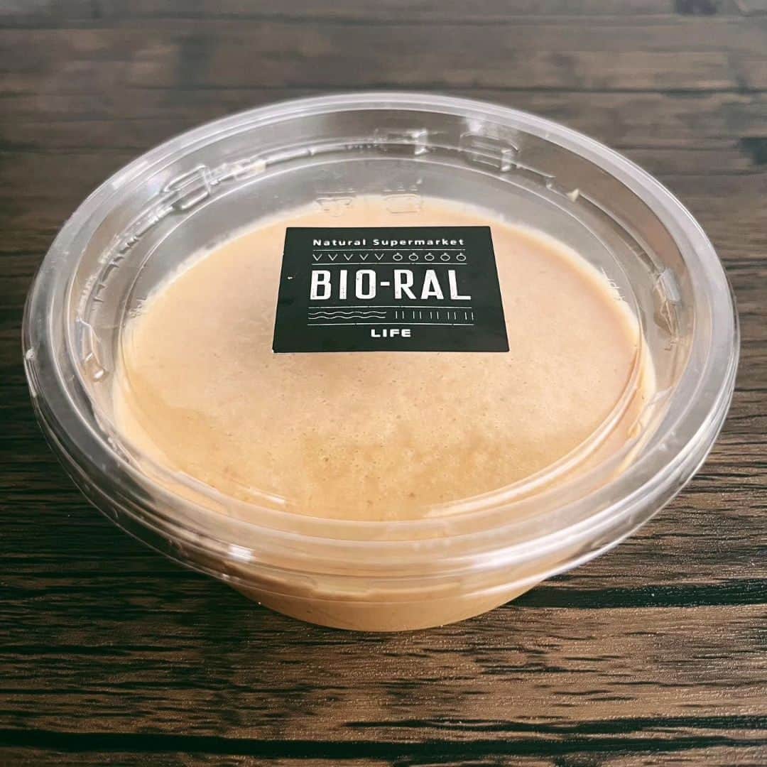BIO-RAL靭店さんのインスタグラム写真 - (BIO-RAL靭店Instagram)「100%ピーナッツでできた ビオラルのピーナッツバターを使って 豚肉とほうれん草の和えものを作ってみませんか？🥳  ビオラルの『ピーナッツバター』は、 原材料に砂糖やバターを一切加えず 無塩のローストピーナッツのみを使用しています🥜 ピーナッツを店頭にある専用の機械に投入するとすぐに 砕かれたピーナッツがゆっくりと出てきて完成します♪ すごく濃厚でコクがあり、挽きたての香ばしい香りと ピーナッツの自然な甘みがしっかり感じられます✨  今回はピーナッツバターで 豚肉とほうれん草の和えものを作ってみました👩‍🍳 豚肉もあっさり頂けて 簡単で美味しいのでおすすめです🎶  ぜひお試しください💖  ✼••┈┈••✼••┈┈••✼••┈┈••✼••┈┈••✼••┈┈••✼  ＼あと一品におすすめ♪／ 「豚肉とほうれん草のピーナッツバター＆オイスターソース・ぽん酢和え」  【材料】 ２人分 ◎ほうれん草…約100g ◎豚バラしゃぶしゃぶ用…約150g ★分量外 塩…適量 【A】 ◎ビオラルのピーナッツバター…大さじ2 ◎オイスターソース…大さじ1 ◎柚子ぽん酢…小さじ3  【作り方】 ①Aをしっかり混ぜ合わせておく  ②ほうれん草を塩（分量外）を加えたお湯で茹でる ザルにあげ、冷水にさらし、水気を絞って、根元を切り落とし、5cmくらいに切る  ③お湯で豚肉を茹でる ザルにあげ、キッチンペーパーで水気を取る  ④❷と❸をボウルに入れて、❶を加えて和える ※お好みの味（濃さ）になるように少しずつ加える  完成です！👏  ✼••┈┈••✼••┈┈••✼••┈┈••✼••┈┈••✼••┈┈••✼  ◉おすすめ品 ビオラル　ピーナッツバター 大：１カップ150g／本体価格298円 ビオラル　オイスターソース 140g／本体価格398円 ビオラル　柚子ぽん酢 200ml／本体価格398円  ※価格は定番価格となりますので店頭表示価格と 異なる場合がございますがご了承ください🙏💦  皆さまの気になる商品は何ですか？♪ ビオラルで「買ってみました！」「試してみました！」など @bioral_west のタグをつけて教えてくださいね🍀  #プライベートブランド #ピーナッツバター #無糖ピーナッツバター #和え物 #オイスターソース #ポン酢 #ほうれん草レシピ #簡単レシピ #bioral #ビオラル #ビオラル靭店 #ビオラルエキマルシェ大阪店 #ライフ #ライフコーポレーション #ナチュラルスーパーマーケット #大阪スーパー #阿波座 #靭公園 #utsubopark #エキマルシェ大阪 #エキマルシェ #梅田 #大阪 #umeda #osaka #osakastation」5月24日 15時37分 - bioral_west