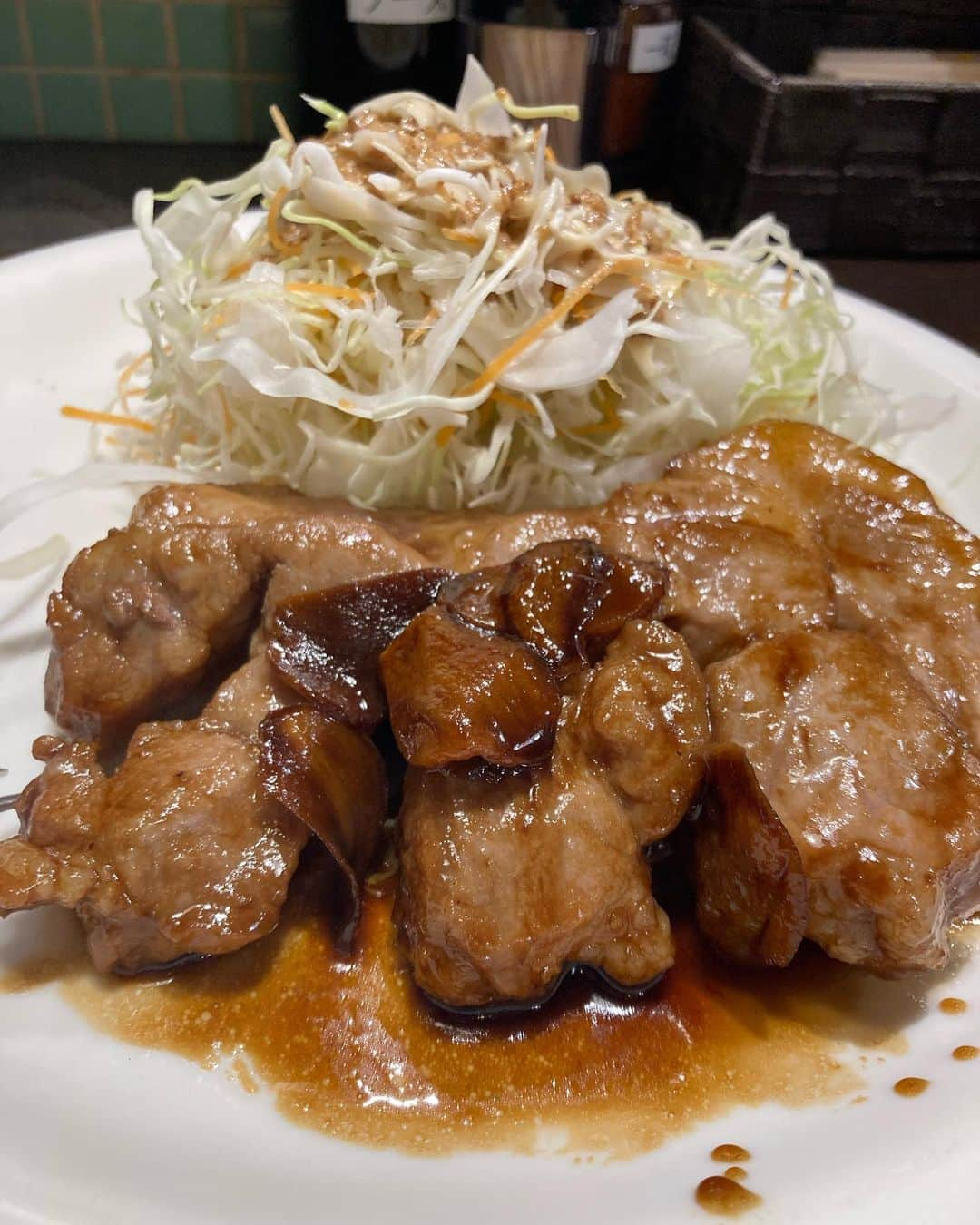 中川貴志のインスタグラム：「周年前に淀屋橋じゅうじろうでlunch❣️ ハンバーグや！って言うたのに、はぁ？トンテキやろ！？って言われて泣きながらトンテキを❣️  食べてみたらわかりますが、泣くほど旨い🍴  よし、次は思い切ってハンバーグ食べてやる！」