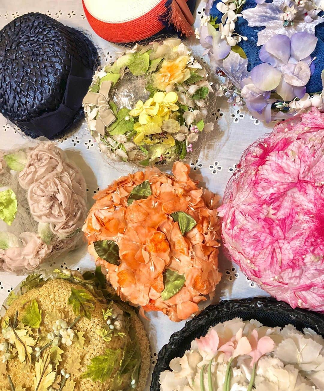 NUTTY Vintage&Collectibleのインスタグラム：「👒special new arrival👒  Spring & Summer Hats/Head dress  ラフォーレ原宿POPUPに先駆けて、これからの季節にぴったりなHats/Head dressが堀江本店に大量入荷いたしました！💐  夏のお出かけに、パーティーやウエディングにいかがでしょう？ 和洋折衷、浴衣やドレス... 自由にお洋服と合わせて、ヘアアレンジも楽しみましょう!👒  ┈┈┈┈┈┈┈┈┈┈┈┈┈┈┈┈┈ 【NUTTY通販について】 ⚫︎SNS掲載商品は通販可能です。お気軽にDMにてお問い合わせ下さい。 ⚫︎＜ONLINE STORE＞http://nutty.theshop.jp/ （プロフィールページURLよりアクセス出来ます） ┈┈┈┈┈┈┈┈┈┈┈┈┈┈┈┈┈  #nuttyvintage#vintage #vintagefashion#南堀江#古着#1940s#1950s#1960s#1970s #1980s #80s #vintageheaddress #vintagehat #headdress #ootd #vintageootd」