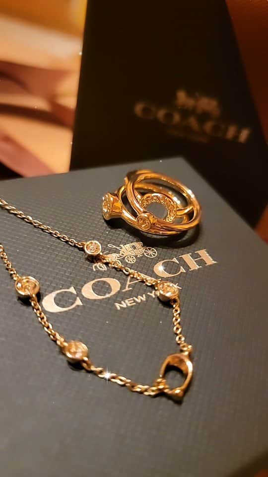 𝑵𝒐𝒓𝒊のインスタグラム：「𝓑𝓲𝓻𝓽𝓱𝓭𝓪𝔂 𝓟𝓻𝓮𝓼𝓮𝓷𝓽 🎁💕⁡ ⁡.⁡ ⁡.⁡ ⁡.⁡ ⁡.⁡ ⁡.⁡ ⁡.⁡ ⁡.⁡ ⁡.⁡ ⁡.⁡ ⁡#birthday #present #birthdaypresents #happy #thankyou ⁡ ⁡#instabirthday #accessories #coach #ring #bracelet #jewelry ⁡ ⁡#誕生日 #プレゼント #ありがとう #嬉しい #ハッピー⁡ ⁡#アクセサリー #リング #ゴールド #ブレスレット #ジュエリー ⁡ ⁡#キラキラ #誕生日プレゼント #大人女子⁡ #アラフォー⁡ #可愛い⁡ ⁡#大人可愛い #お気に入り #ゴールドアクセサリー  ⁡」