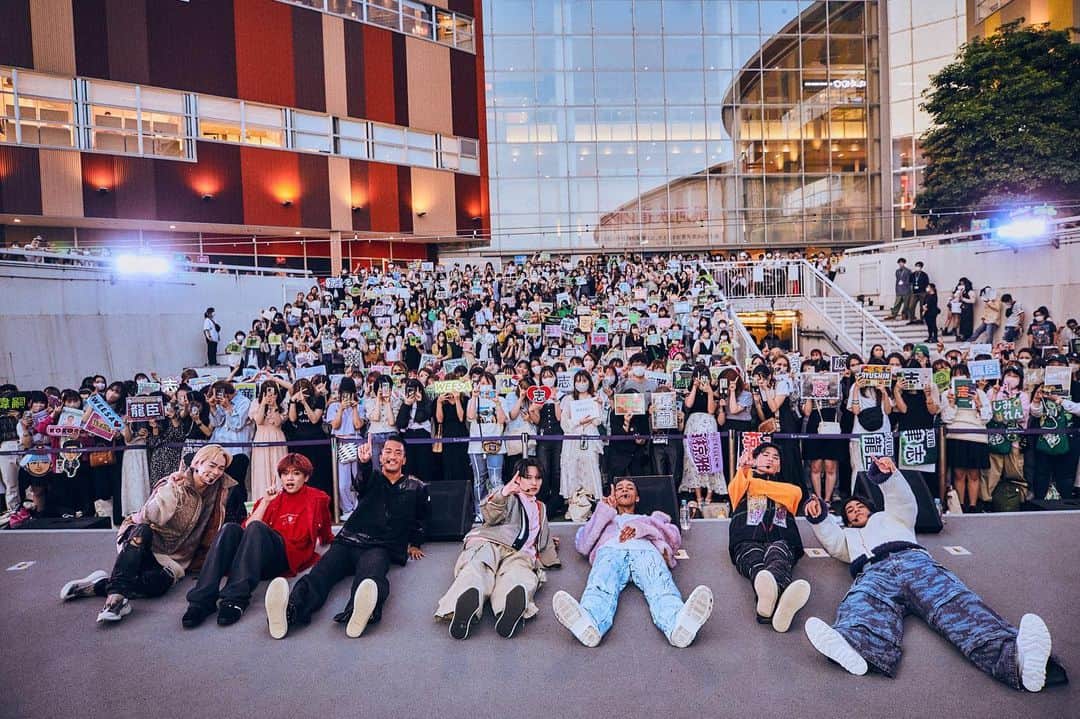 月刊EXILEのインスタグラム：「EXILE TRIBE MAGAZINEを更新！  EXILE TRIBE MAGAZINEにて、 デビューアルバム『P.C.F』の発売記念イベントも行なった“思い出の地” にて、1st EP「PSYCHIC FILE Ⅰ」発売日に思い出の地でリリースイベント開催した模様をお届け。📸  #EXILETRIBEMAGAZINE #PSYCHIC FEVER #PSYCHICFILEⅠ  ※記事は会員登録なしでもご覧いただけます。」