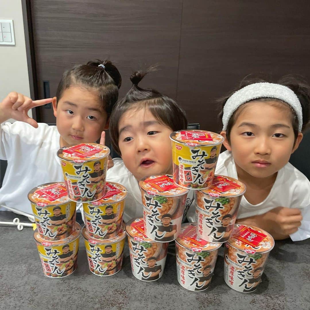 のインスタグラム：「みそきん。  みそきんラーメンと 記念にパシャリしたやで。。   YouTubeに実食動画あげてます。 では。  #しょうやん男三兄弟 #男三兄弟 #三兄弟 #子どものいる暮らし」