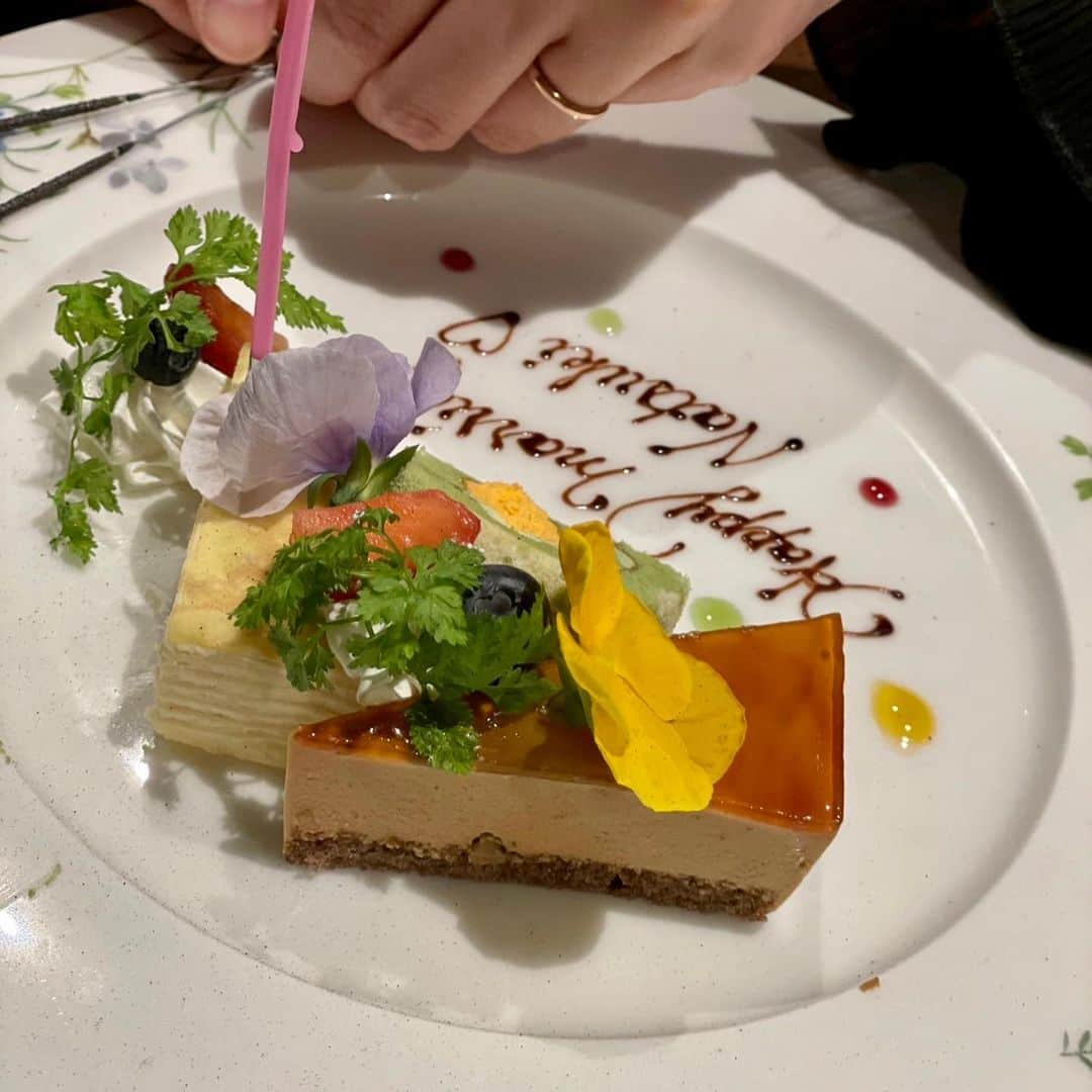 水嶋菜月のインスタグラム：「昨日は大学の友人が誕生日＆入籍祝いをしてくれました💍  旦那さんと出逢ったのが、大学生のとき。当時は衝突することも多くて笑、その度にたくさんに相談にのってくれた３人。 決してわたしの味方ばかりはせずに、良いことは良い、悪いことは悪いと真剣に叱ってくれたから彼とも良い関係を築けたし、人として成長できました😌  数回の投稿じゃ載せきれないほどお祝いしてくれた(くれる)友達がたくさん居て、自分の選択してきた道すべて正しかった！と心から思います🥰笑  人生後悔ないなあ。 幸せです😙」