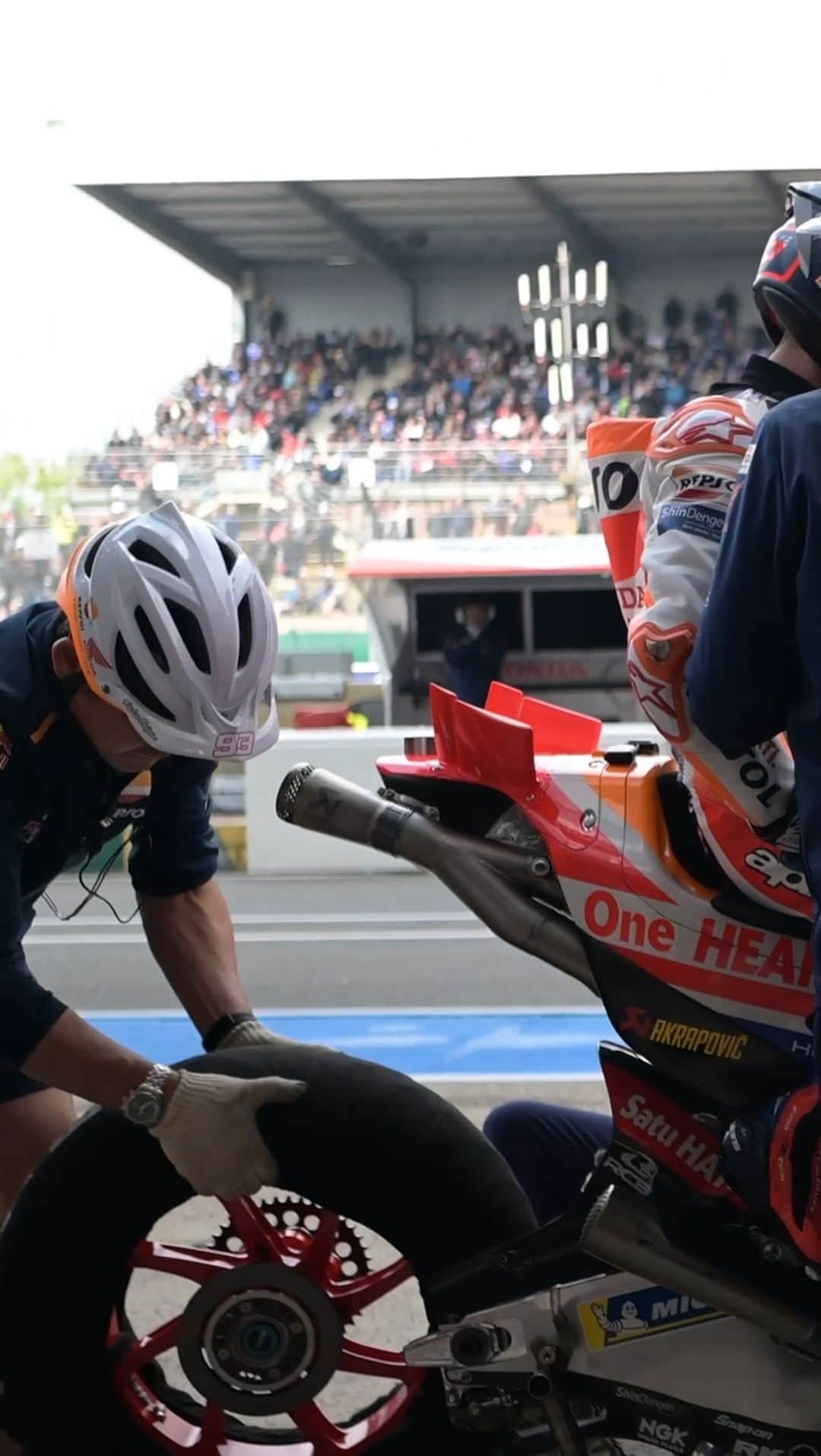 レプソル・ホンダのインスタグラム：「Box, box, box. Find out what happens during a MotoGP Pit Stop.」