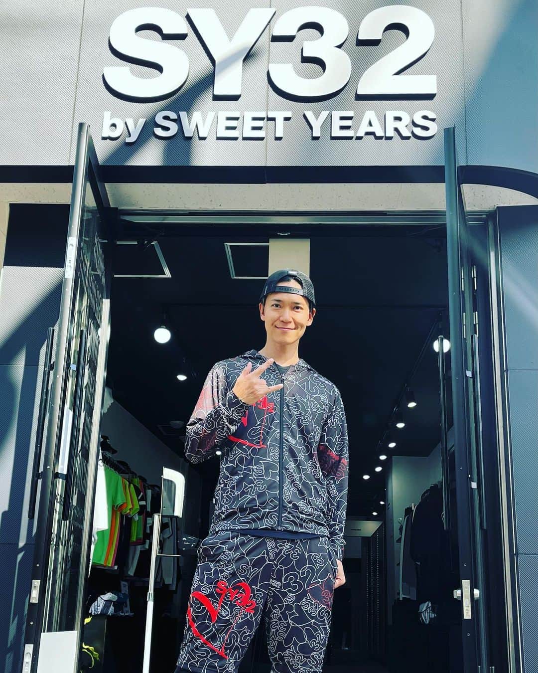 SHINPEIのインスタグラム：「SY32で今期新作を  GRAPHIC RASH GUARD ZIP HOODIE GRAPHIC RASH GUARD SHORT PANTS  汗をかいても水を浴びても速乾 ストレッチの効いた生地なので、トレーニングにもこのまま行ける デザインは言うまでもなくスタイリッシュなので、街着としてもすぐ使える  最高のウェアをいつもありがとうございます！  #SY32 #SY32bySWEETYEARS」