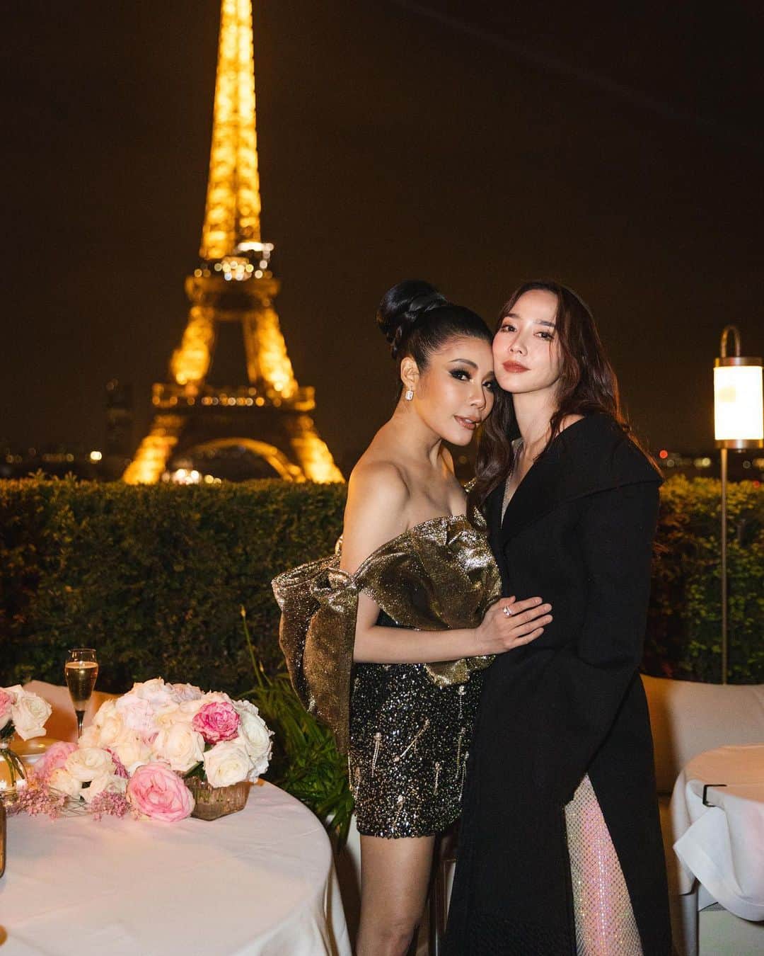 アム・パチャラパーのインスタグラム：「ไกลแค่ไหนพี่ก็ไปนะจ๊ะ💕 @whanpavarisa    ขอบคุณน้องฉัตรด้วยนะ หน้าผมสวยเลย💕 @nongchat」