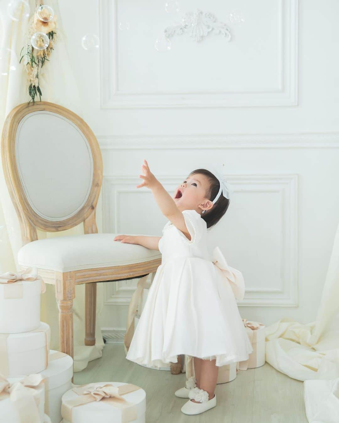 中島遥のインスタグラム：「娘1歳🎂✨ 出産から1年、頼りない母の元よく頑張ってくれました🤲笑 大変な事も多い中この一年、人生で1番幸せだったんじゃないのかなって思う🫶✨ 娘さん、沢山の幸せと笑顔をありがとう😊  最近イヤイヤ期に片足突っ込んでる気がしてたまに「もおーーー🤯！！」と思う事も増えてきたんだけど、この気持ちを忘れずに育児に励みたいと思います😭✨  とにかく、何事もなく1歳迎えられて良かった😊これからも健康第一で育ってほしいです👧🏻  #バースディフォト #1歳#女の子ママ #ポートレート#スタジオ撮影 #育児#新米ママ#ママ」