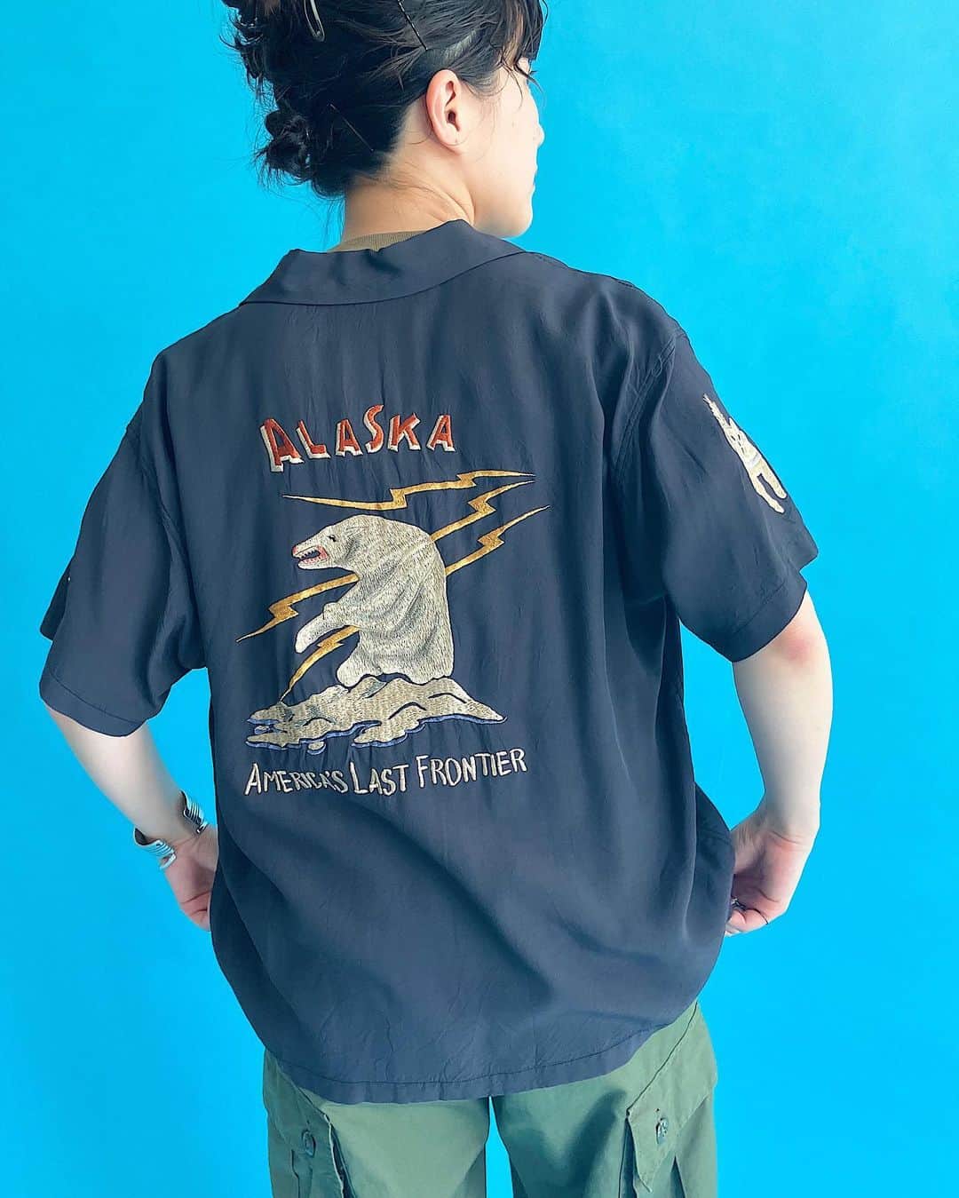 ビームスボーイ原宿さんのインスタグラム写真 - (ビームスボーイ原宿Instagram)「BEAMS BOY Director’s Mag -May 24-  “アラスカジャン”はご存知ですか？  アラスカ基地内の売店で販売されていたという、いわばアラスカ基地での任務に就いた人のお土産ものだったスカ刺繍ジャケット。 ヴィンテージでもかなり希少価値が高いとされています。  今回〈BEAMS BOY〉ではそのアラスカジャンのジャケットを、サイズ別注するだけでなく、なんと！新型のスカシャツへ落とし込みました！！  本来、袖には犬ぞりの図案が刺繍されているのですが、スカシャツは犬が一匹。この表情のトリコになる方、続出です。  刺繍だけでなく、ヴィンテージと見間違うほどの、色褪せ具合にも注目。  ミリタリーには、ミリタリーアイテムをしっかり合わせるスタイルを。まずは。  でも足元はサボで少し軽さを出したいところ！  @fuuuko #beamsboy_directors_mag ＿＿＿＿＿＿＿＿＿＿＿＿  SHIRT:13-01-0056 PANTS:13-24-0076 SOCKS:13-43-0207 SHOES:13-33-0011 BELT:13-51-0012  information:03-5770-5550 ＿＿＿＿＿＿＿＿＿＿＿＿  ※現在公式オンラインショップで販売中、またはご予約を承っている商品はタグ付けをご覧ください。タグ付けのない商品は、販売・ご予約を開始しましたら、随時タグを追加します。  #beams #beamsboy #ビームス #ビームスボーイ #beamsboyharajuku #テーラー東洋 #スカジャン #ベトジャン #スカシャツ #アラスカジャン」5月24日 16時11分 - beams_boy_official