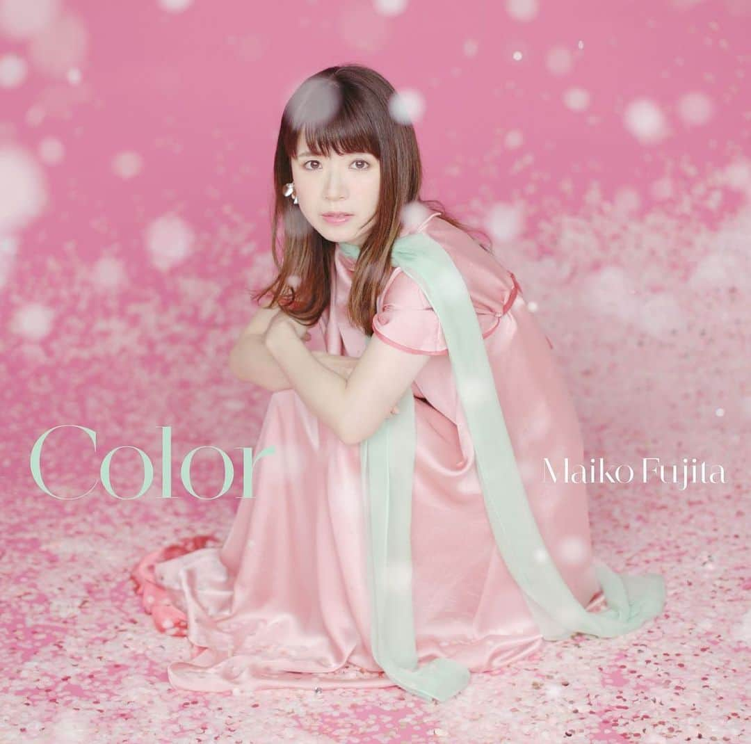 藤田麻衣子さんのインスタグラム写真 - (藤田麻衣子Instagram)「本日、New album『Color』が発売になりました✨初めて自分だけの作詞作曲ではなく様々な方々と一緒に共作しました。色んなカラーを楽しんでほしいです😊デビュー17年目もまたアルバムを作れました。歌を聴いてくれるみなさんのおかげです、本当にありがとうございます。  8/4(金)Live2023「color」@ヒューリックホール東京が開催決定しました♪  #藤田麻衣子 #ニューアルバム #color #ライブ #ヒューリックホール東京」5月24日 16時24分 - fujitamaiko