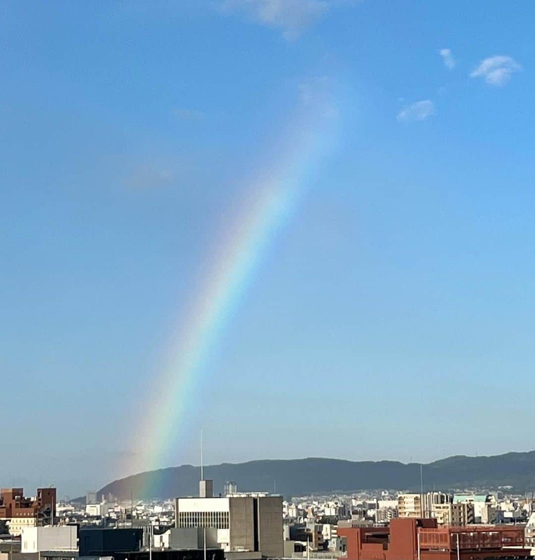 杉本彩のインスタグラム：「* * 今朝の京都は、空にきれいな虹が出ていました😃🌈  #虹」