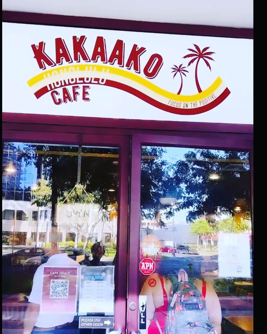 高沢悠子さんのインスタグラム写真 - (高沢悠子Instagram)「6月2日、3日、4日 横浜の赤レンガ倉庫にて 日本最大級のハワイです。 Aloha Yokohama @alohayokohama_  が開催されます🏝️  私のハワイの最高の仲間の カフェ【Kakaako Cafe】 @kakaakocafe が 出店することとなりました❣️  当日、こちらのブースにて お写真とともにInstagramで @kakaakocafe と @crossingrain  ２つタグ付けしてくださった方 先着100名様に Crossing Rain メンバー全員の直筆サイン入り フォトカードをプレゼントさせて いただきます‼️🤗  私のInstagramを ご覧いただいている皆様‼️ 私の最高の仲間に会いに 是非足を運んでいただけたら 嬉しいです🥹❤️  ちなみに... 3日間ブースにいるのは 私のモノマネをする彼女 Mikaちゃんです😆👍  絶対会いに行って欲しいー‼️  #アゴ削ぎ落としすぎ🤣#モノマネ芸人 #hawaii #japan#alohahawaii  #kakaako#crossingrain #kakaakocafe」5月24日 16時22分 - yuko_wellness_hi