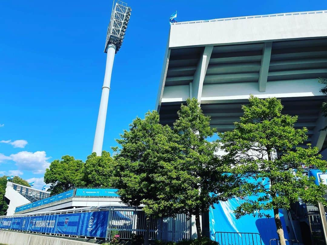 安田美香さんのインスタグラム写真 - (安田美香Instagram)「⚽️【#ルヴァンカップ 】 #横浜FC vs #サンフレッチェ広島 @ニッパツ三ツ沢球技場  気持ちの良い青空が広がっています♪  #スカパー 18:50〜生放送🎤 解説 #佐藤悠介 実況 #桑原学 リポーター #安田美香  #Jリーグ #yokohamafc #sanfrecce」5月24日 16時23分 - mika.yasuda.horipro