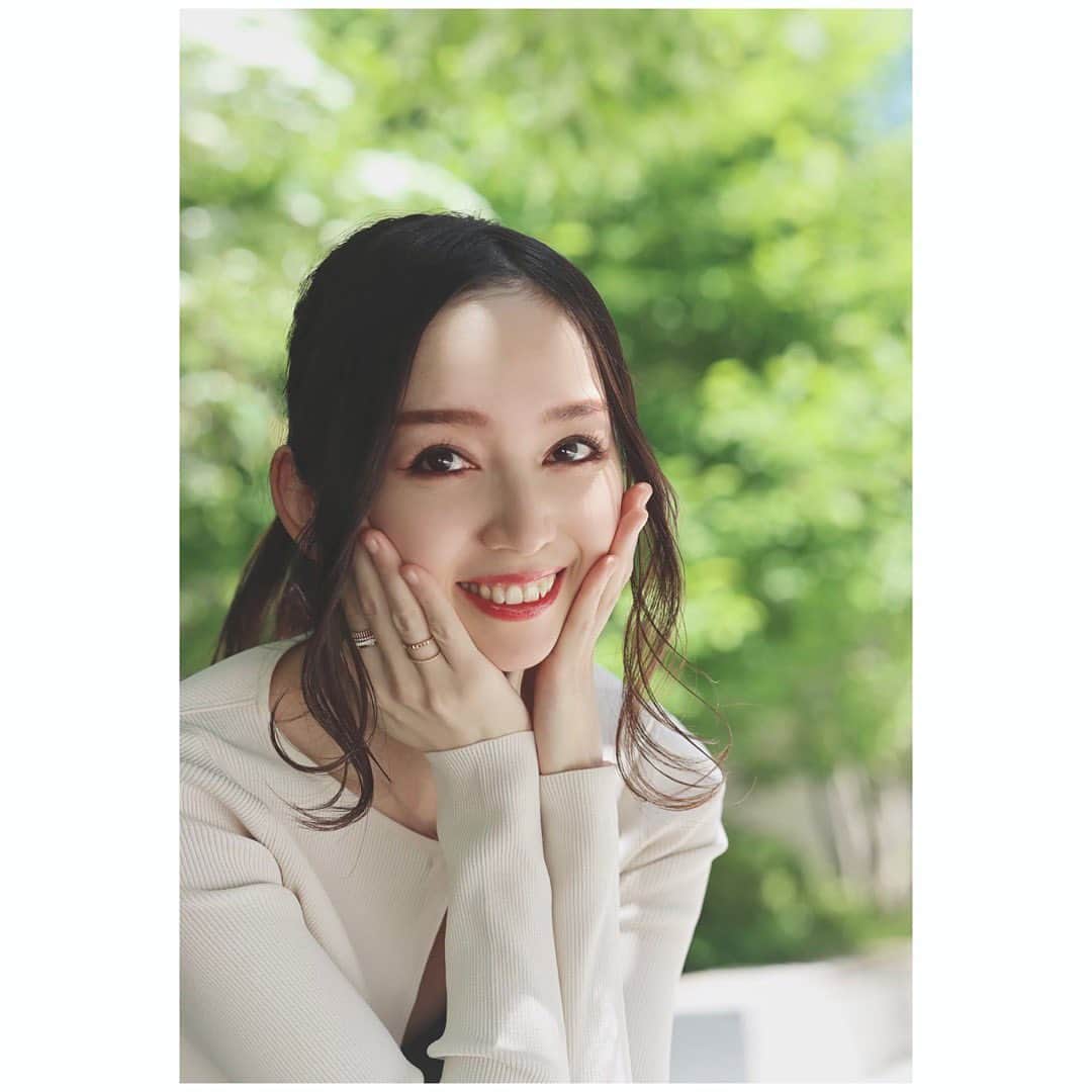 宮本笑里のインスタグラム：「見上げた空は 眩しいくらい青くて 夏みたい  しかし…とけそう😶‍🌫️  #smile #tokyo #japan」