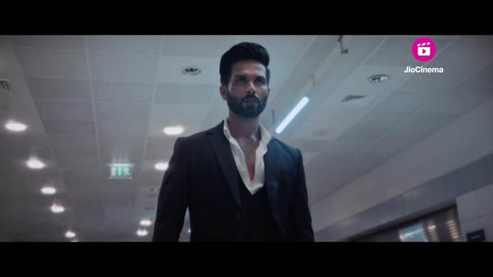 シャーヒド・カプールのインスタグラム：「One hell of a BLOODY night… Trailer out now! #BloodyDaddy Watch #BloodyDaddyOnJioCinema, streaming free on 9th June!  @aliabbaszafar @ihimanshumehra #JyotiDeshpande @sunirkheterpal @gauravbose_vermillion @officialjiostudios @officialjiocinema @aazfilms @offsideent @thevermillionworld @dianapenty @sanjaykapoor2500 @ronitboseroy @simplyrajeev @vivanbhathena_official @zeishanquadri83 @ankurbhatia @mukeshsbhatt @iamsartaajkakkar @thewriterbasu @siddharthgarima @timesmusichub」