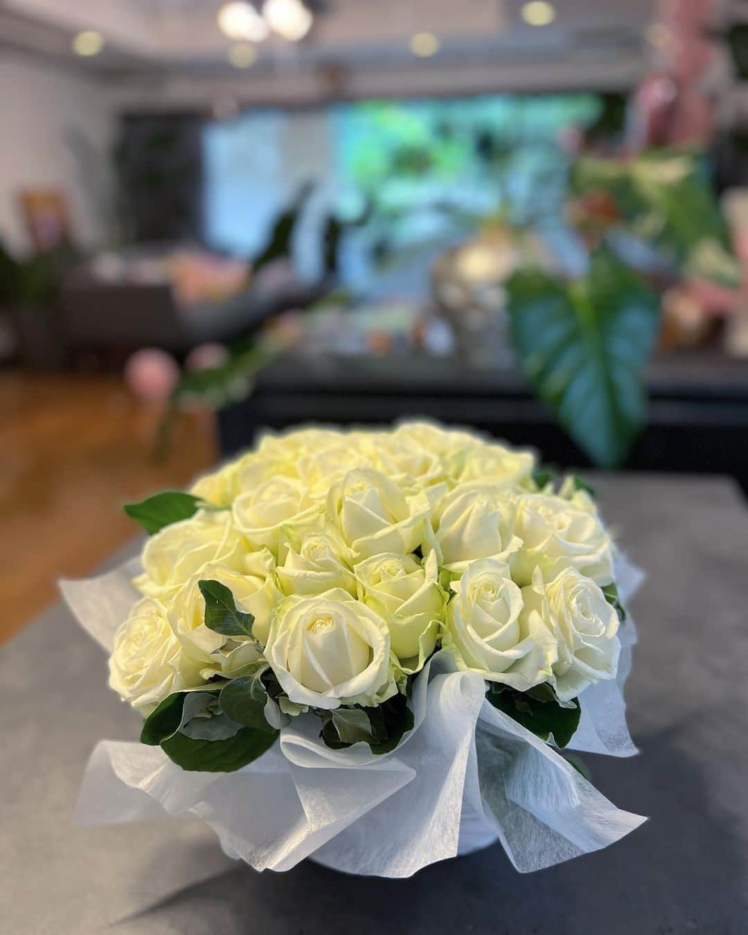 奈保のインスタグラム：「白い薔薇も素敵🌹 Thank you @chanelofficial」