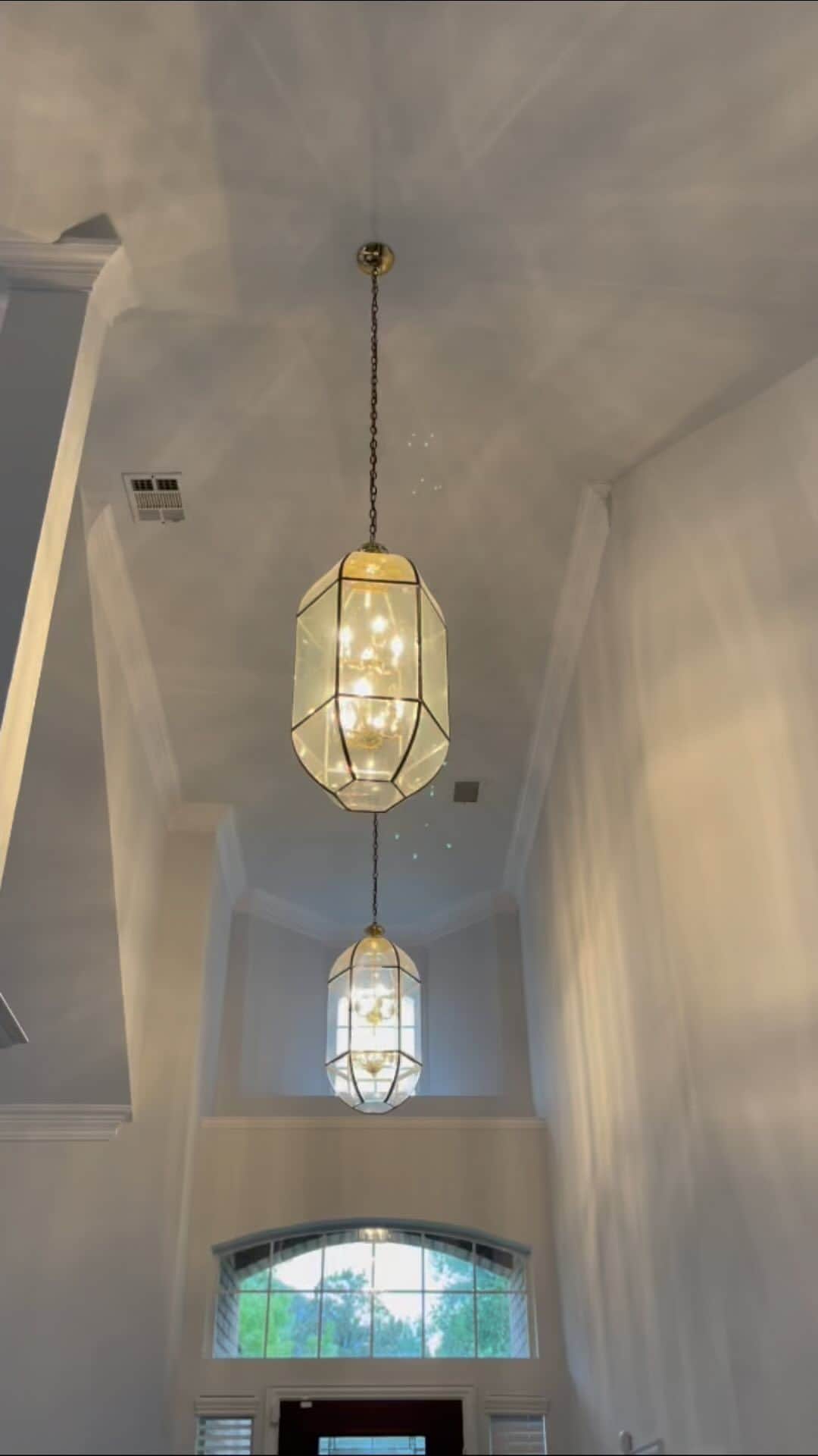 クラウディア・ジョーダンのインスタグラム：「New lighting is a sure fire way to modernize an entry way. I replaced the two dimmer, gold-ish lights with these two beautiful, mirrored glittery fun lights. This video does the size no justice. It’s really a nice size that elevated the space perfectly. Shout out to my handy man Medwin who’s been getting stuff done here and his work ethic and integrity is everything !! 💪🏾👍🏾💫👍🏾 PS If anyone in the Dallas area wants the old lights hit me in the comments ASAP before I thrown them out. You can have them for free.」