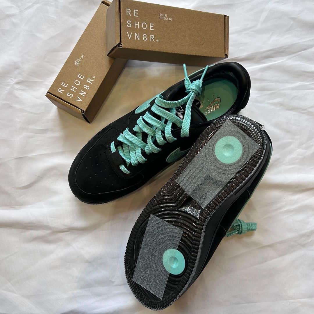Sneaker At Randomのインスタグラム：「リシューブネイター　ソールシールド  透明度と耐久性が高く、見た目をほとんど変えることなくソールを保護することができます。  モデルによってはソール形状に合わせてサイド部分をカットすることも可能です。  商品代:税込¥3,740  取付にはヒートガンが必須です。 ご希望であれば商品代＋作業費用税込¥1,100で取付いたします ※取付納期2週間程度  #sneakeratrandom#スニーカーアトランダム#junkyard#ジャンクヤード#sneaker#スニーカー#スニーカー修理#スニーカーカスタム#市川#本八幡#梅田#阪神梅田本店#心斎橋#高円寺#angeluspaint#アンジェラスペイント#arata#アラタ#reshoevn8r#リシューブネイター #soleshields#ソールシールド」