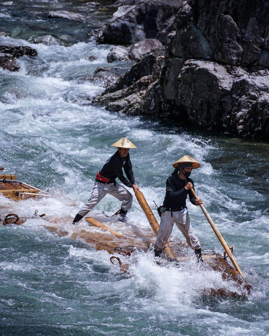 和みわかやまさんのインスタグラム写真 - (和みわかやまInstagram)「. 和歌山県の飛び地 北山村では、丸太を組んだ筏で川下りが楽しめます🌊9月末まで、体験できます😌  📷：@burankoninotta_onji 📍：熊野エリア 北山村  和歌山の写真に #nagomi_wakayama のハッシュタグをつけて投稿いただくと、その中から素敵な写真をリポストします😉 . . . #和歌山 #和歌山観光 #和歌山旅行 #わかやま #和みわかやま #wakayama #wakayamajapan #wakayamatrip #wakayamatravel #nagomi_wakayama #wakayamagram #筏下り #北山村 #丸太 #ラフティング #川遊び #rafting #riverrafting #kitayama #summeractivity #旅行 #国内旅行 #旅行好きな人と繋がりたい #観光 #travel #trip #travelgram #japan #travelphotography」5月24日 17時00分 - nagomi_wakayama_tourism