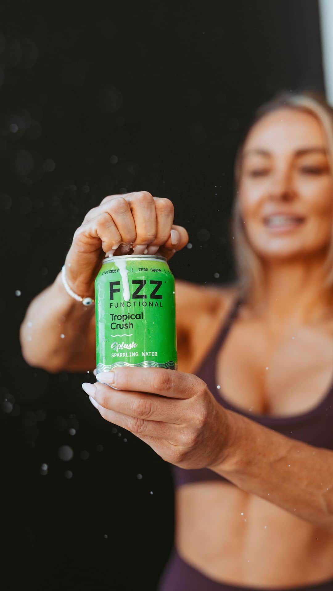 BROOKE EVERSのインスタグラム：「REHYDRATE THE FIZZY WAY 💦 WITH FIZZ FUNCTIONAL @fizzfunctional @hard_fizz」