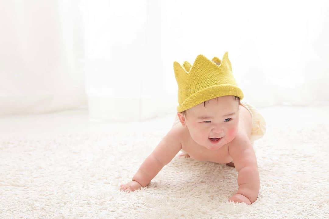 スタジオキャラット 二子玉川ライズ店 振袖 Luvriのインスタグラム：「「 👑&🪓 」 • Baby photo 🍼  •  ふにふにのおててが可愛すぎる…♡♡♡  ･ ______________________________________________ @caratt_rise ･ ･ ･ ･ ･ ----------------------------------------------------- [  5月撮影オススメプラン ]  選べる4つのデータプランをご用意 *  期間: 2023年4月27日（木）〜5月21日（日） 対象: 13歳以下のお子様  1️⃣データ_40 メインのお子様がお1人でのみ利用可能 シンプルにデータのみで残されたいお客様におすすめです ☺︎  平日 : ¥30,800 （税込） 土日祝 : ¥36,300（税込） ･ 《内容》 ①撮影全カットデータ40カット以上 ※ ｶﾒﾗﾏﾝｾﾚｸﾄのお写真です ②撮影用衣装（1着） ※お衣装の追加はできません ③お着付け ④ヘアアレンジ ⑤ポイントメイク  2️⃣データ_40アルバムプラス ごきょうだい撮影もOK アルバムも付いた一押しプランです ☺︎  平日 : ¥46,800 （税込） 土日祝 : ¥52,300（税込） ･ 《内容》 ①撮影全カットデータ40カット以上 ※ ｶﾒﾗﾏﾝｾﾚｸﾄのお写真です ②20カット入りスタイルブック ※お客様セレクトで20枚お写真がご選択頂けます ③撮影用衣装（各1着） ④お着付け ⑤ヘアアレンジ ⑥ポイントメイク  3️⃣データ_80 ごきょうだい撮影もOK 和装と洋装の両方が楽しめるプランです ☺︎  平日 : ¥50,800 （税込） 土日祝 : ¥56,300（税込） ･ 《内容》 ①撮影全カットデータ80カット以上 ※ ｶﾒﾗﾏﾝｾﾚｸﾄのお写真です ②撮影用衣装（各2着） ③お着付け ④ヘアアレンジ ⑤ポイントメイク  4️⃣データ_80アルバムプラス ごきょうだい撮影もOK データとアルバムの大満足プラン ☺︎  平日 : ¥59,800 （税込） 土日祝 : ¥65,300（税込） ･ 《内容》 ①撮影全カットデータ80カット以上 ※ ｶﾒﾗﾏﾝｾﾚｸﾄのお写真です ②20カット入りスタイルブック ※お客様セレクトで20枚お写真がご選択頂けます ③撮影用衣装（各2着） ④お着付け ⑤ヘアアレンジ ⑥ポイントメイク  上記以外のプランもご用意しております🎈 詳しくは🔎 キャラット 753 メニュー で検索  _DMにてご案内も可能です🐶 お気軽にお問い合わせくださいませ🌷  皆様のご来店を心よりお待ちしております➰♡  ･ ･ ･ ･  #studiocaratt #スタジオキャラット #世田谷ママ #二子玉川  #フォトスタジオ  #写真館  #写真スタジオ  #キッズスタジオ ･ #baby #ベビスタグラム #ベビーフォト #birthdayphoto  #バースデーフォト #誕生日 #1歳バースデー  #1歳バースデーフォト  #スタジオ撮影 #記念写真  #ママリ #ママノコ #成長記録  #こどもと暮らす  #家族撮影 #男の子ママ #女の子ママ #女の子ベビー #赤ちゃんのいる暮らし #赤ちゃん」